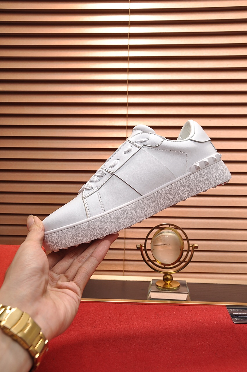 Valentino Garavani Rockstud Untitled calfskin sneaker 33 - vstockx