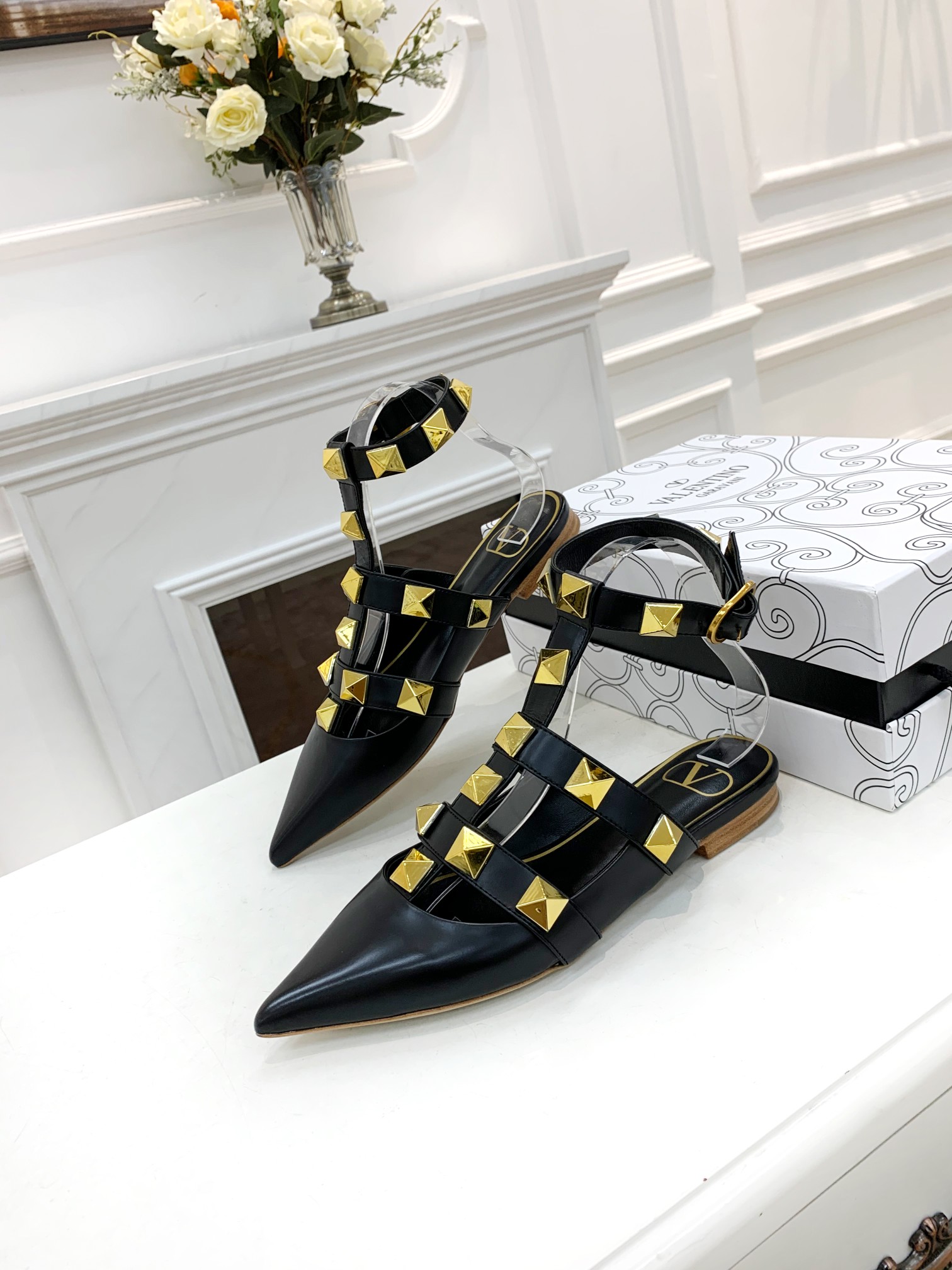 VALENTINO GARAVANI Roman Stud WOMEN 33 - vstockx
