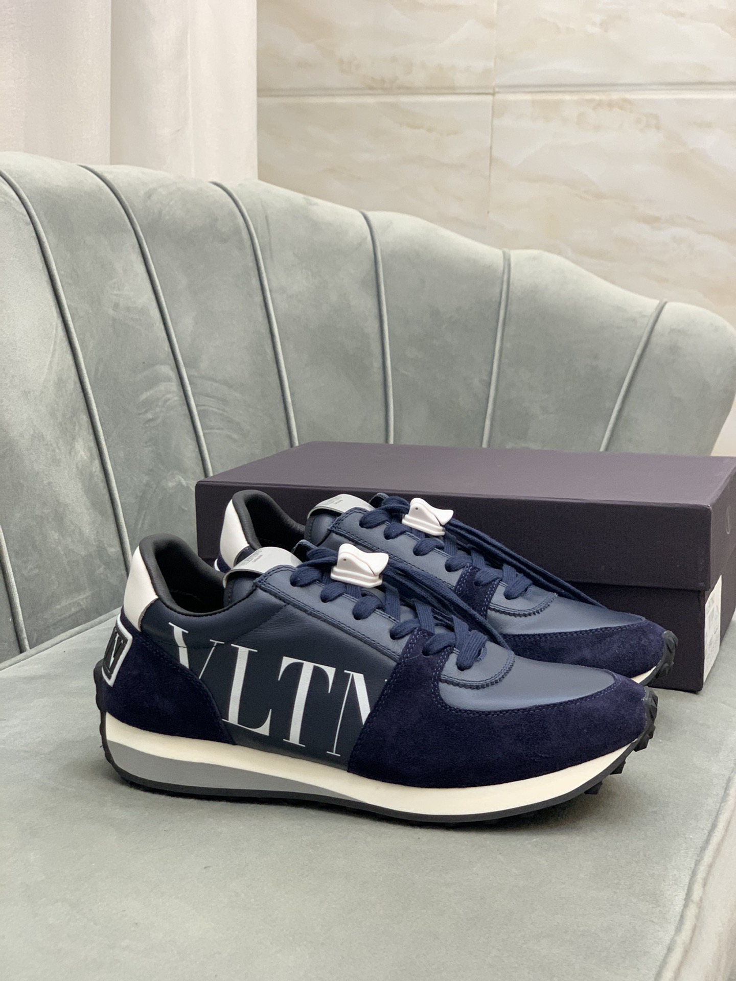 Valentino Garavani Low-top sneakers 2 - vstockx