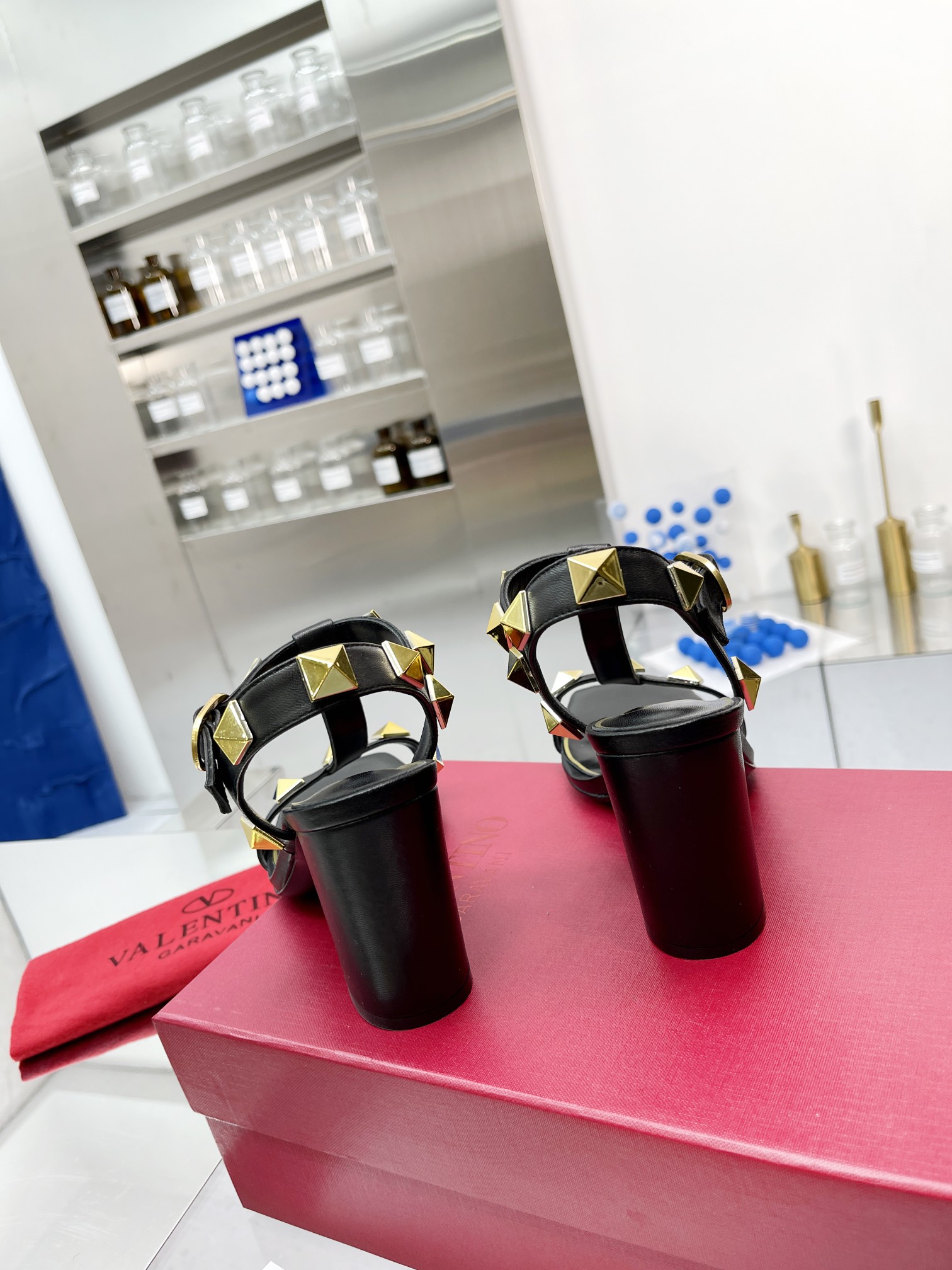 VALENTINO GARAVANI Roman Stud WOMEN 14 - vstockx