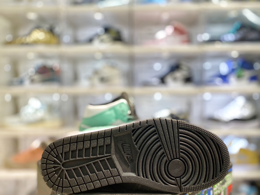 Jordan 1 Mid Tropical Twist Igloo - vstockx