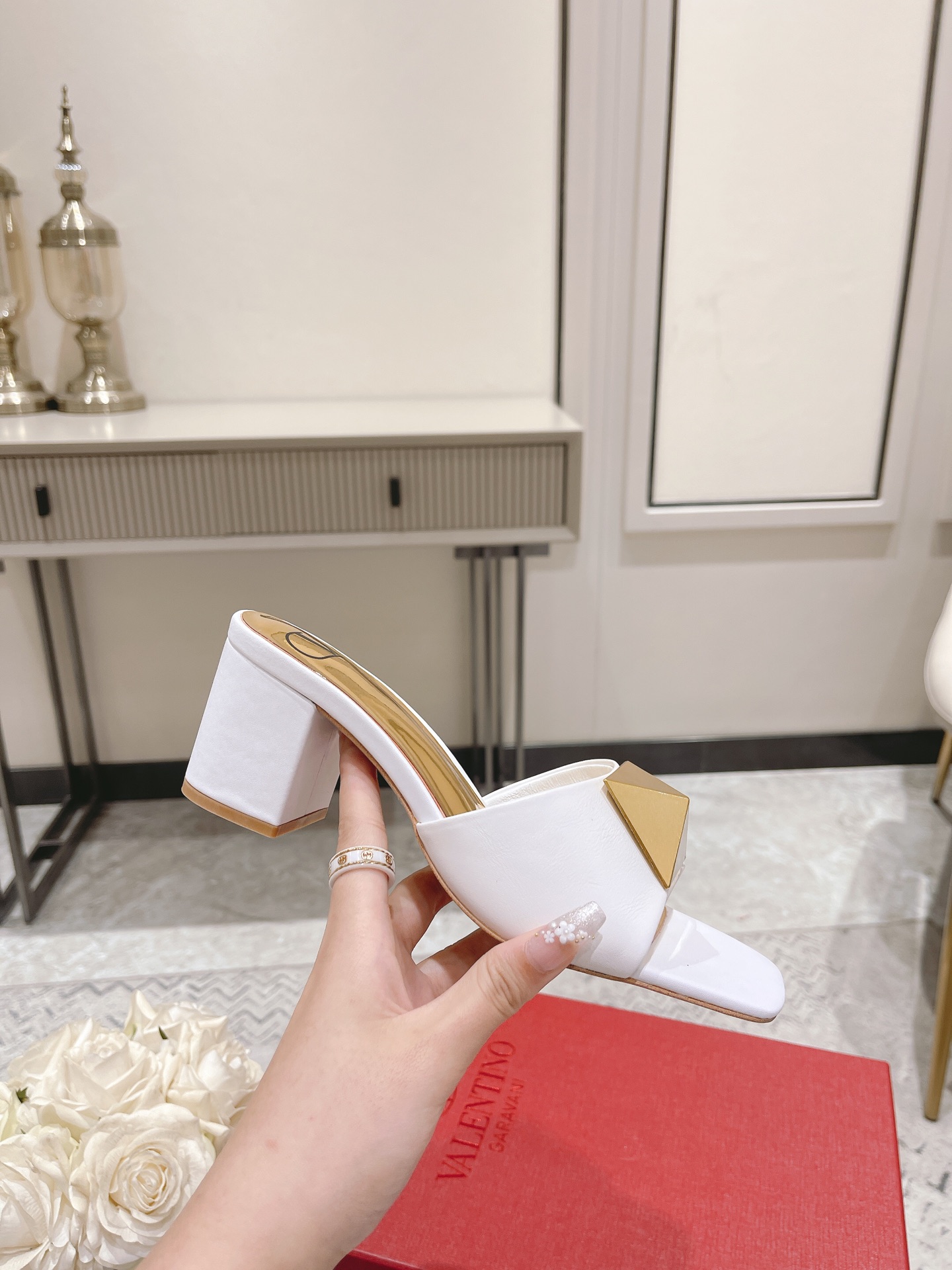 VALENTINO GARAVANI Roman Stud WOMEN 6 - vstockx