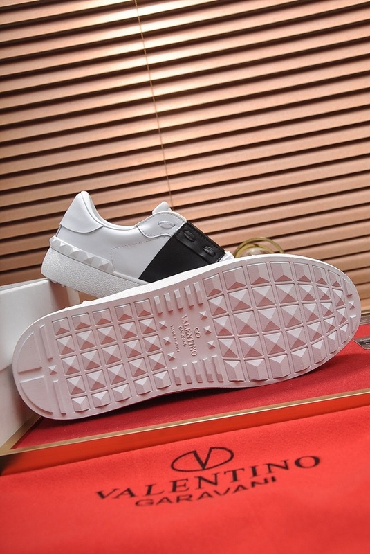 Valentino Garavani Rockstud Untitled calfskin sneaker 3 - vstockx