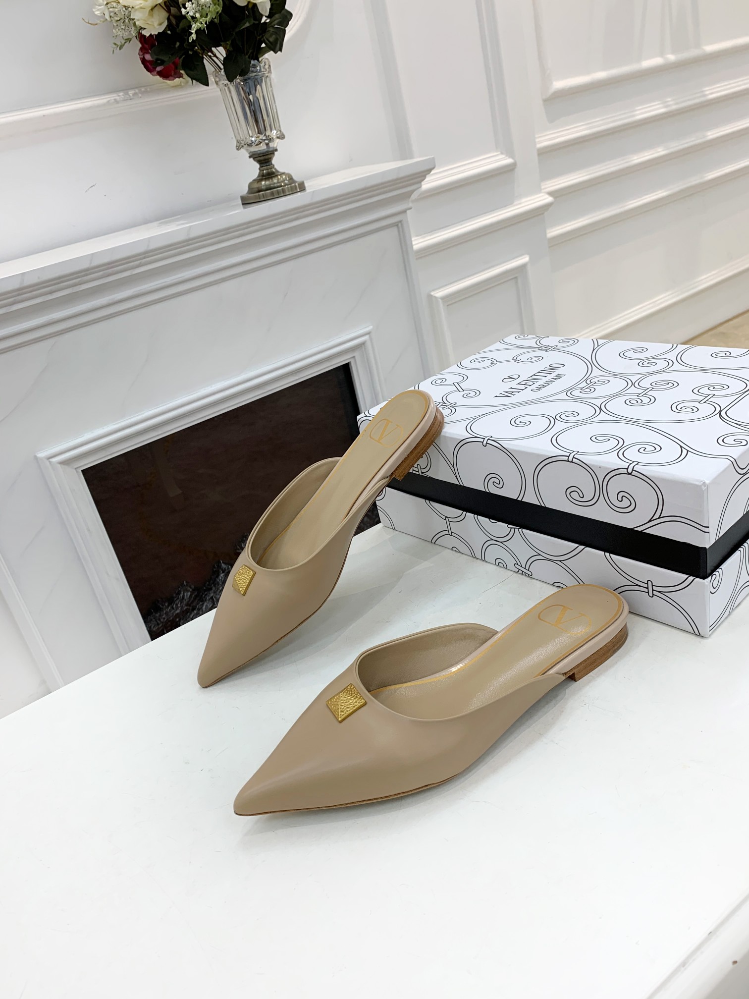 Valentino Garavani Flat sandals Women 17 - vstockx