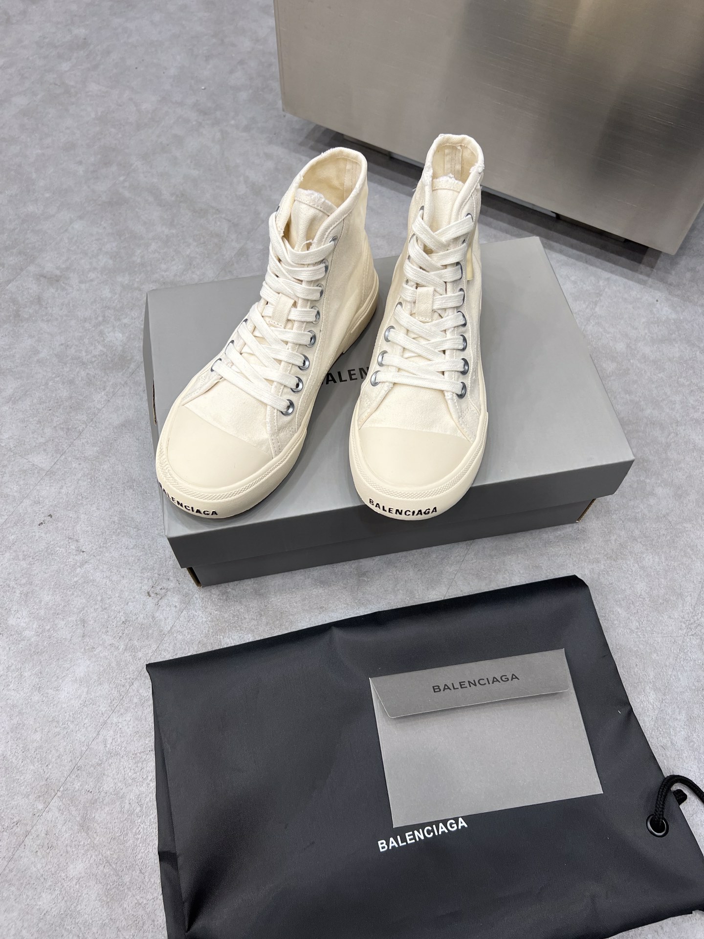 Balenciaga Paris Sneaker 4 - vstockx