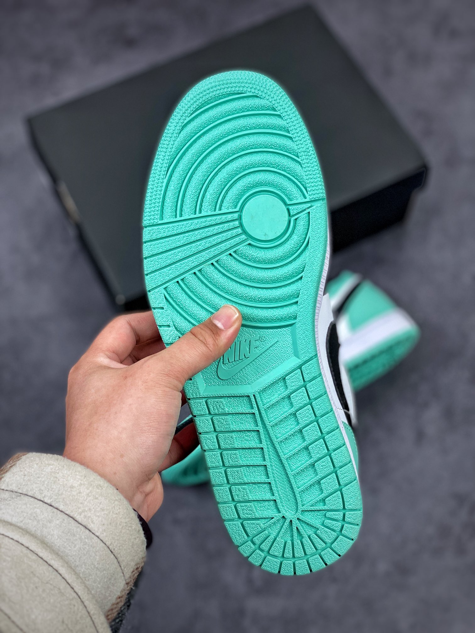 Jordan 1 Low Emerald Toe - vstockx