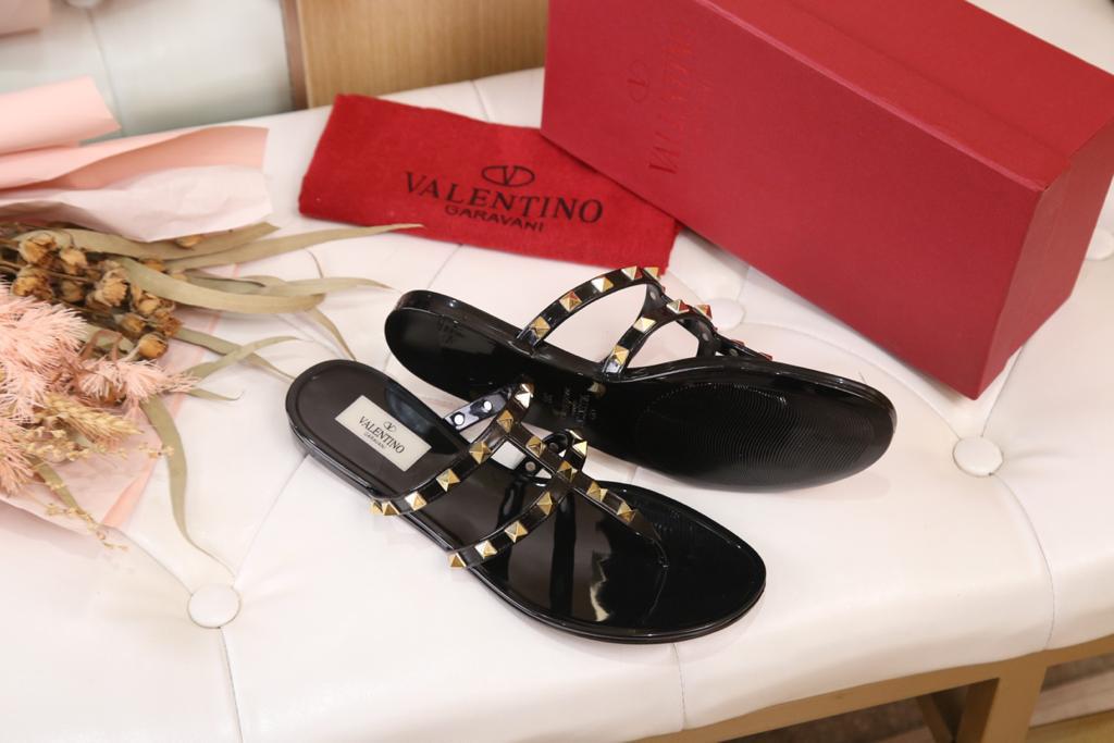 Valentino Garavani Rockstud rubber sandal BLACK - vstockx