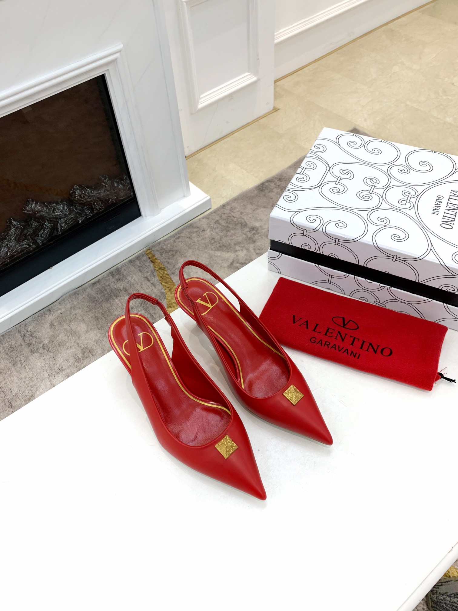 VALENTINO GARAVANI Rockstud WOMEN 37 - vstockx