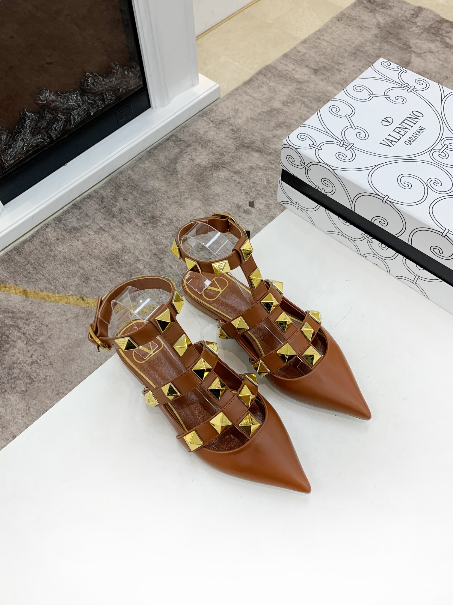 VALENTINO GARAVANI Roman Stud WOMEN 33 - vstockx