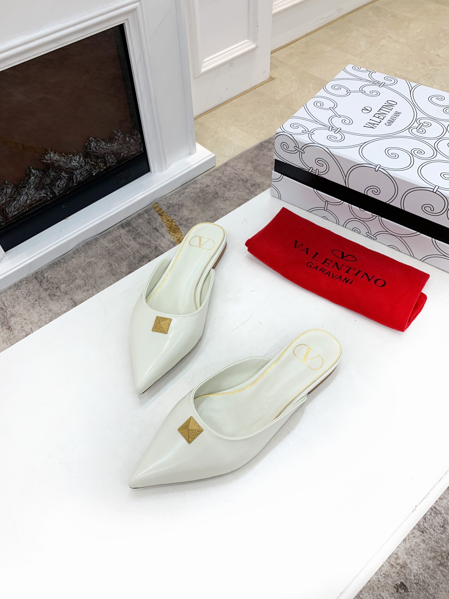 Valentino Garavani Flat sandals Women 11 - vstockx