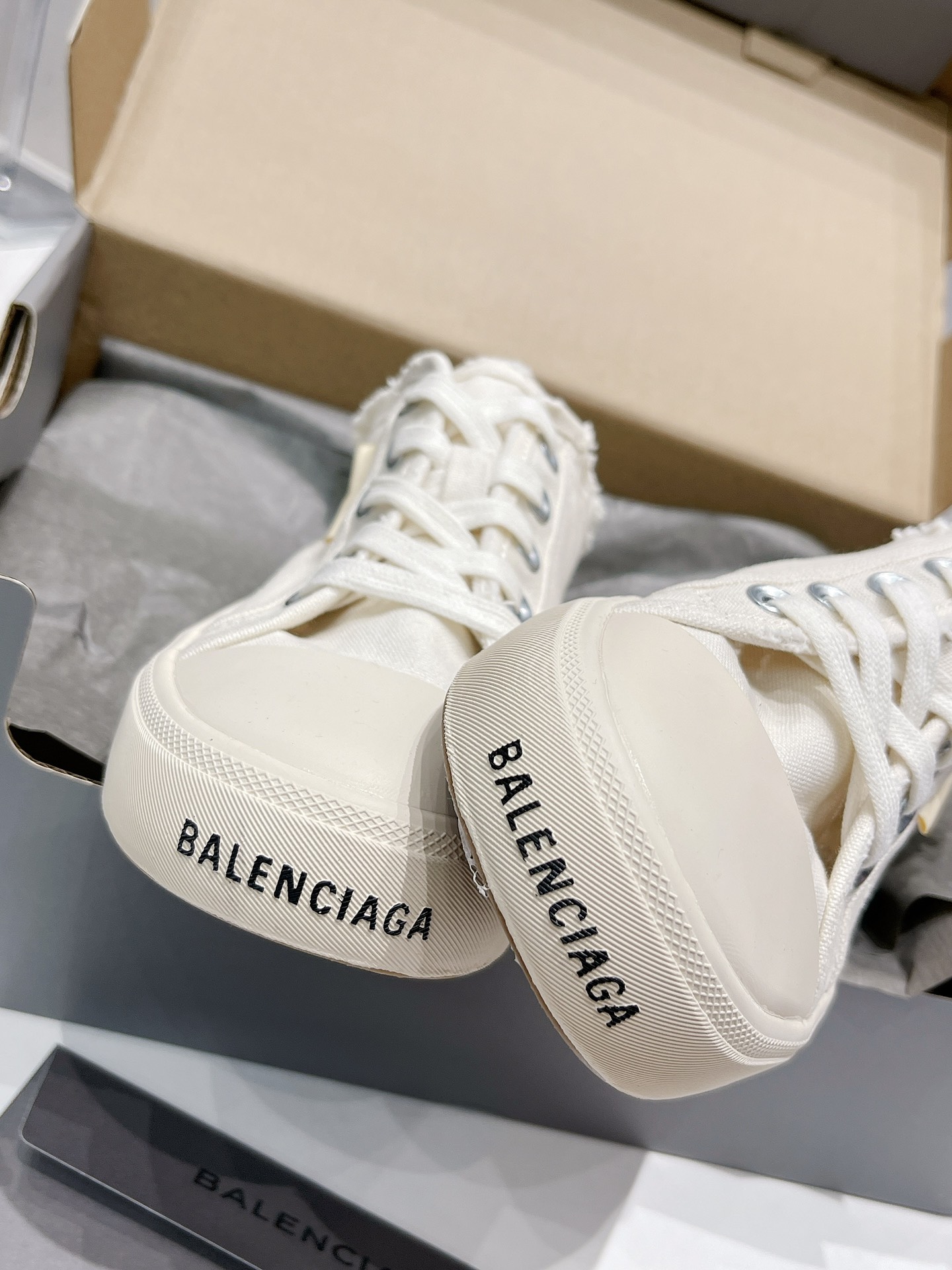 Balenciaga Paris Sneaker 3 - vstockx