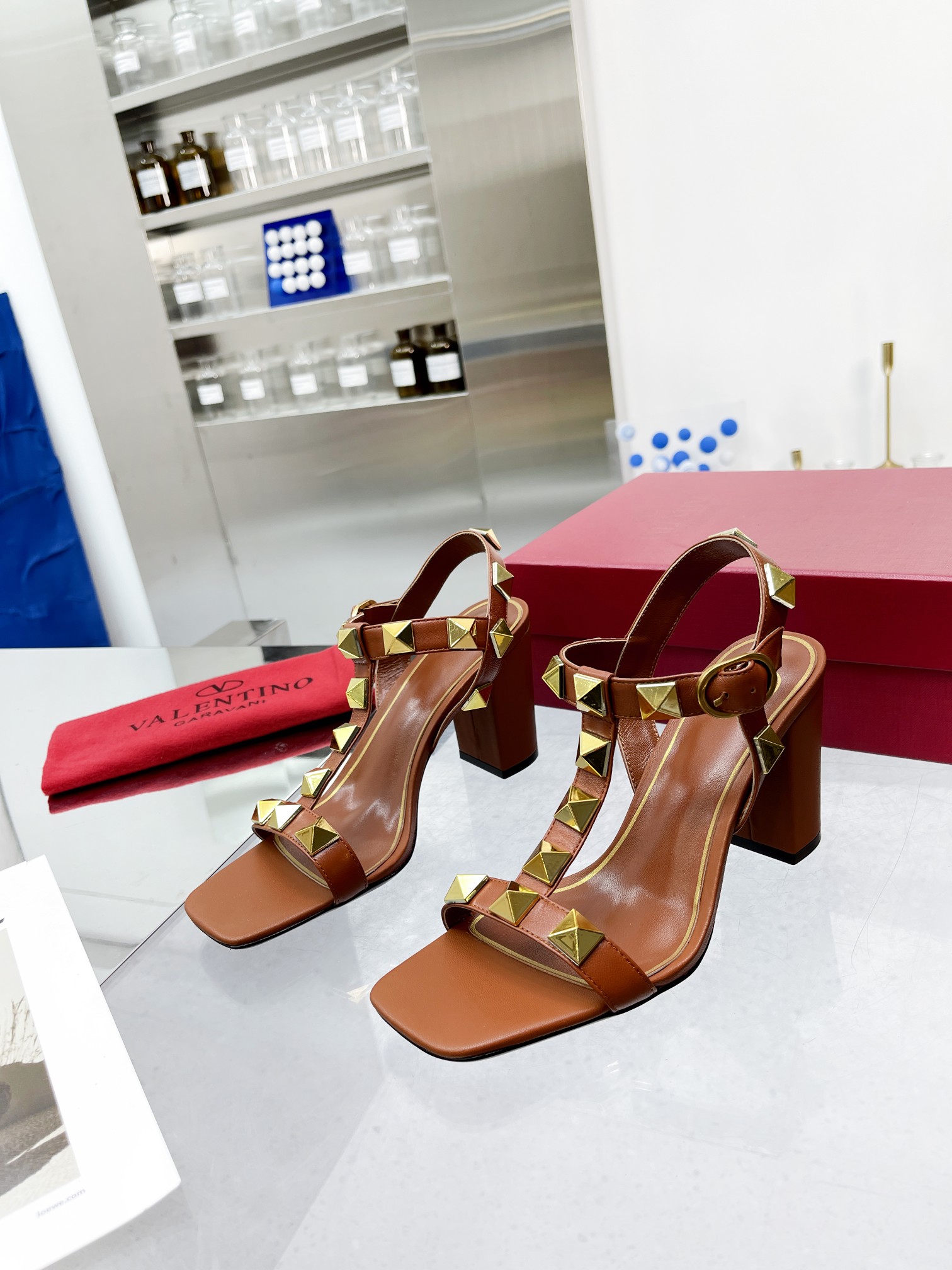 VALENTINO GARAVANI Roman Stud WOMEN 14 - vstockx