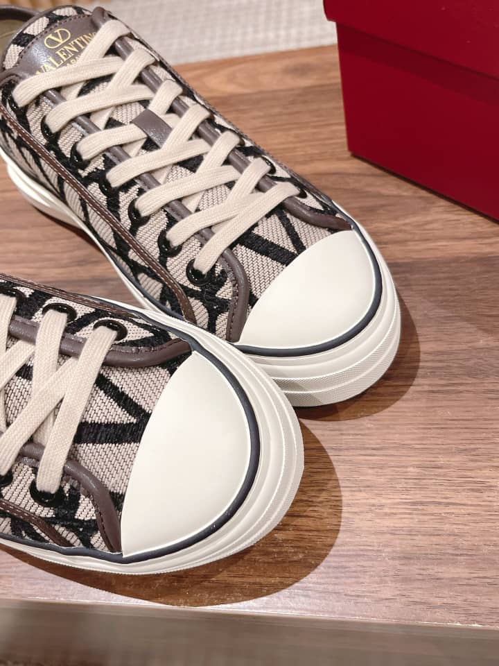 Valentino Garavani Totaloop low-top sneaker in Toile Iconographe fabric with leather details BEIGE BLACK - vstockx