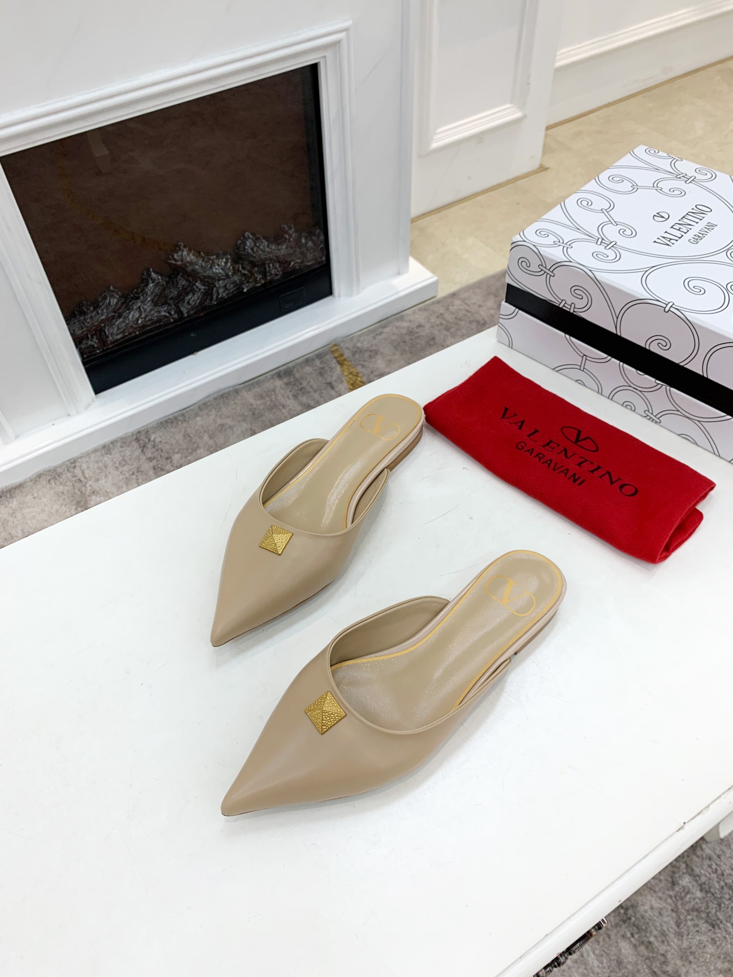 Valentino Garavani Flat sandals Women 17 - vstockx