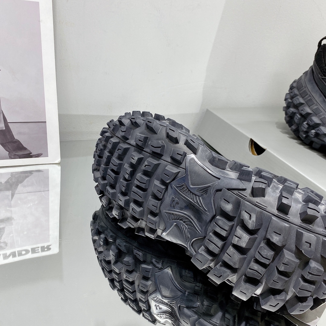 Balenciaga Defender TRAINERS 5 - vstockx