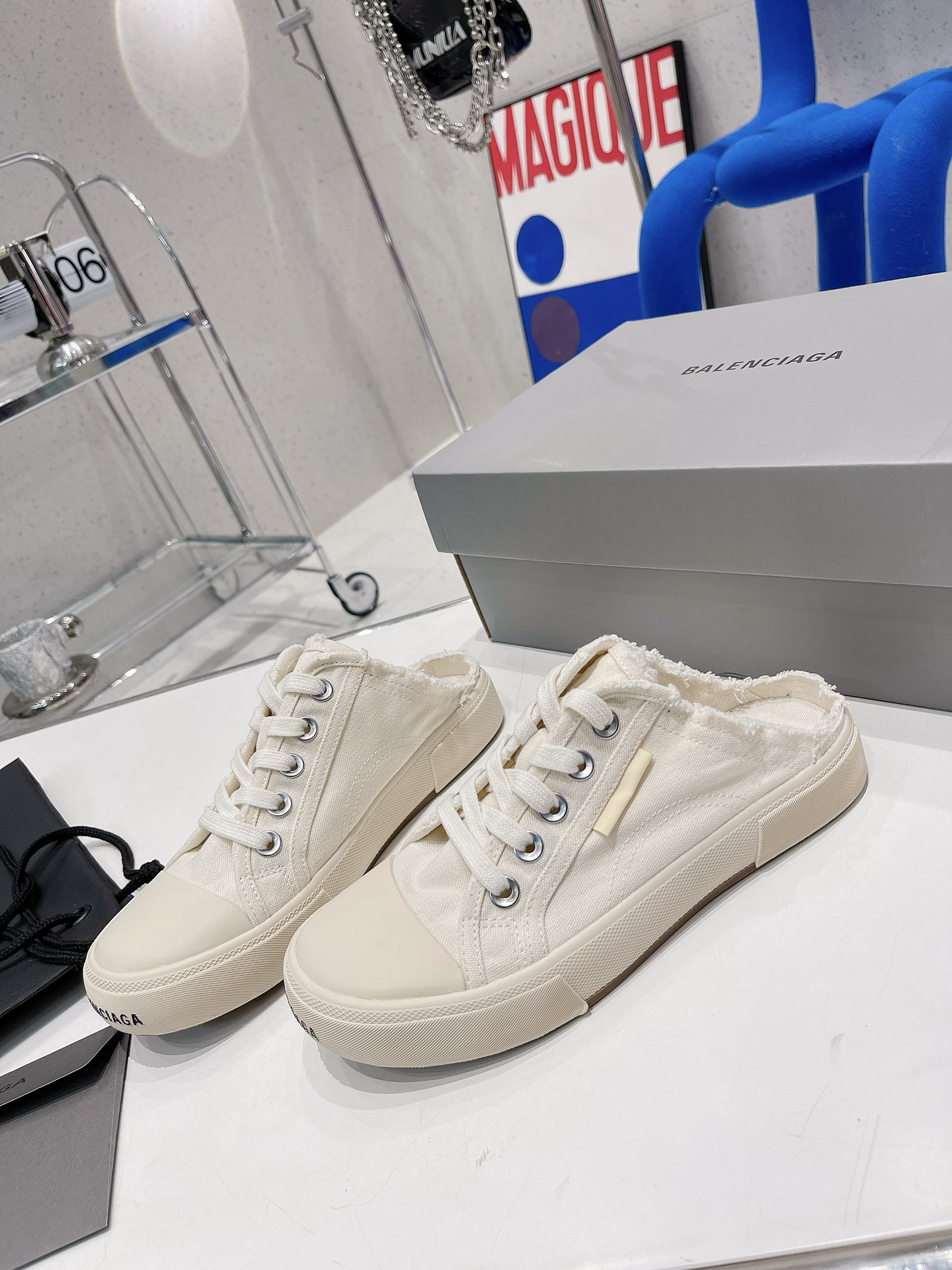 Balenciaga Paris Sneaker 3 - vstockx
