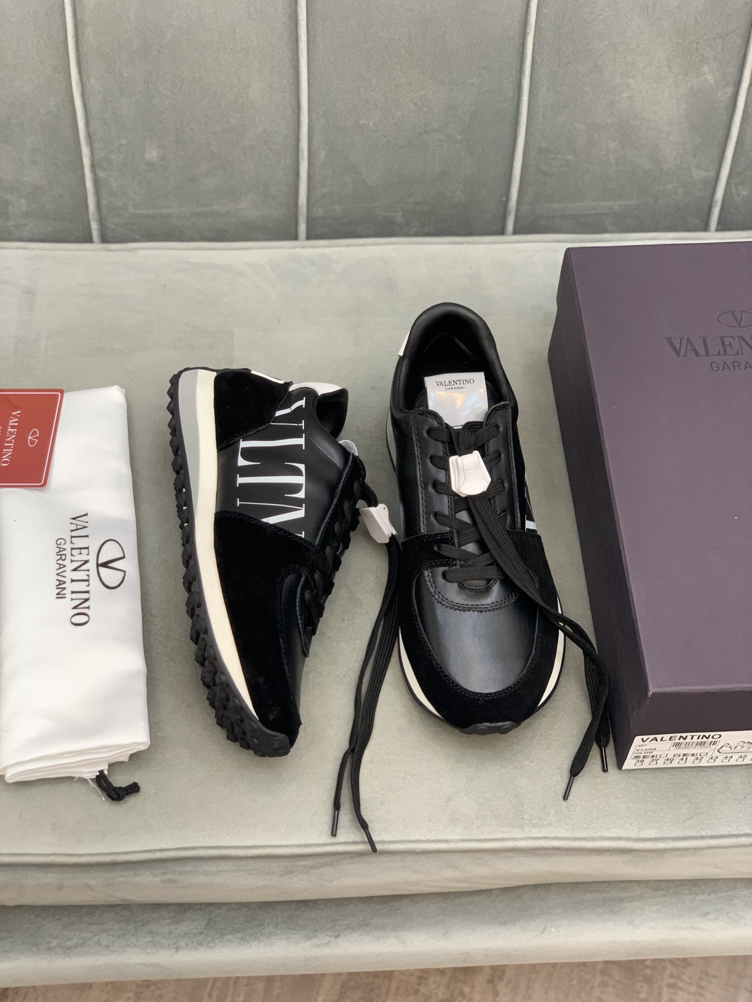 Valentino Garavani Low-top sneakers 1 - vstockx