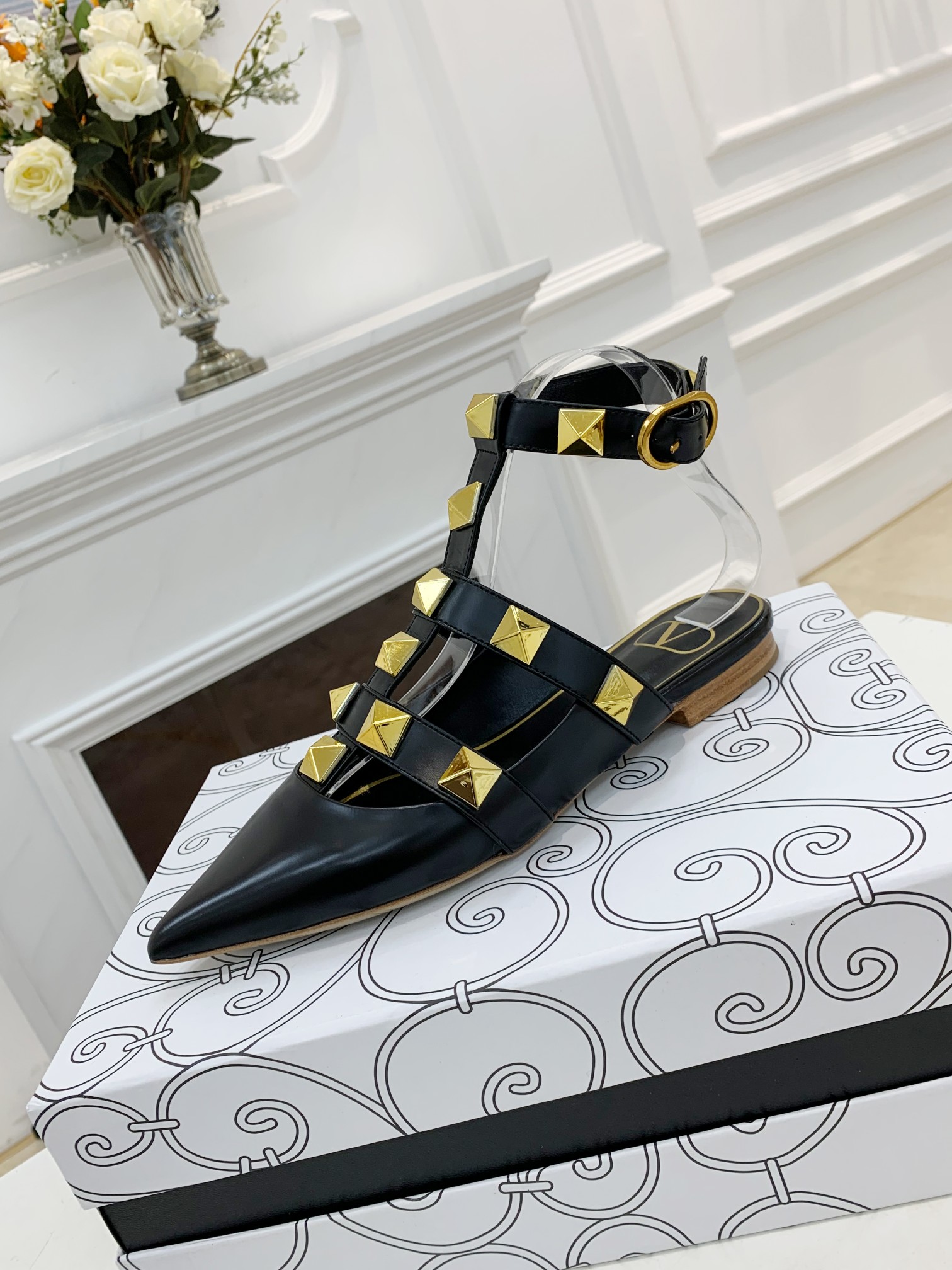 VALENTINO GARAVANI Roman Stud WOMEN 33 - vstockx