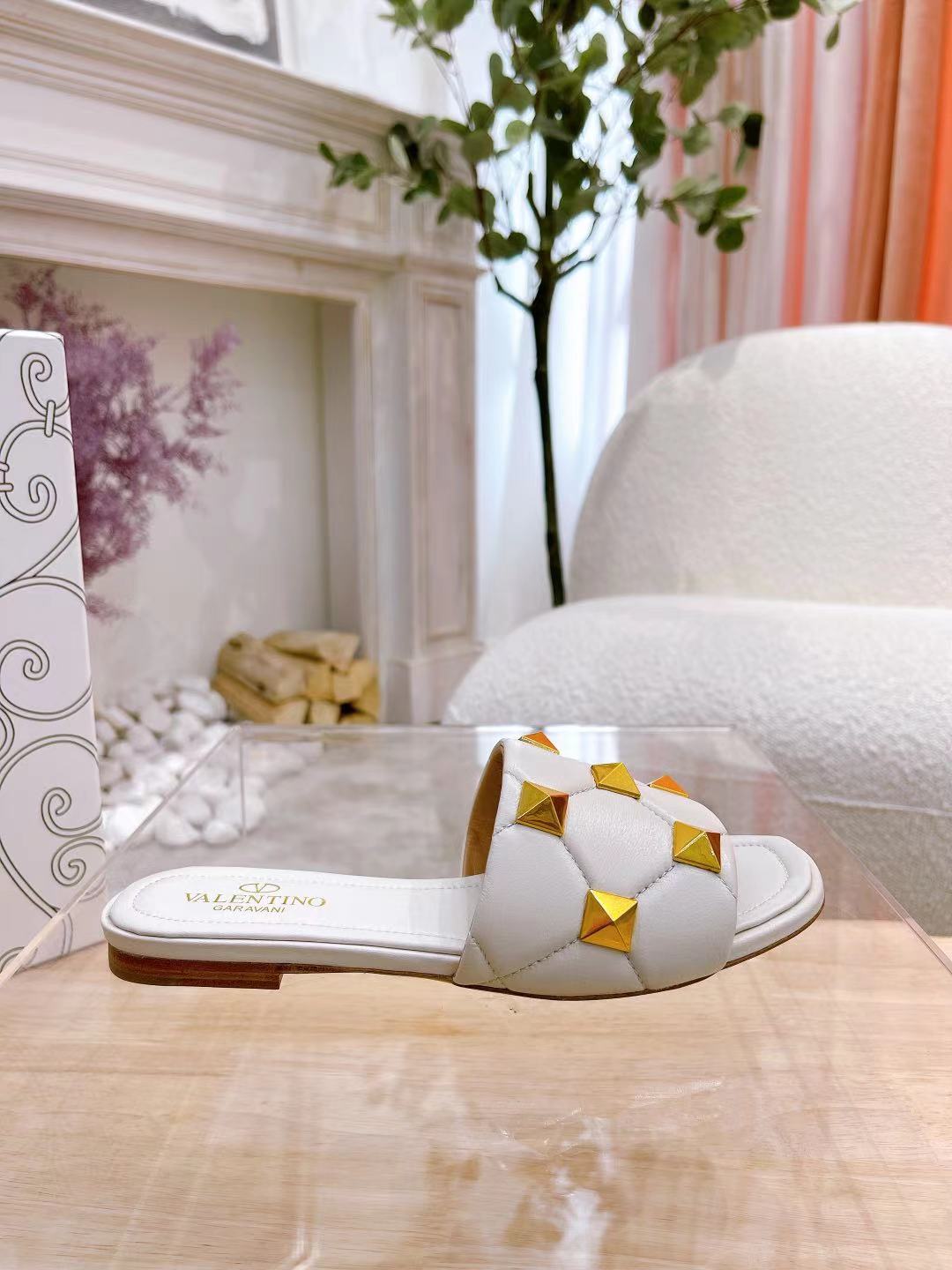 VALENTINO GARAVANI Roman Stud WOMEN 34 - vstockx