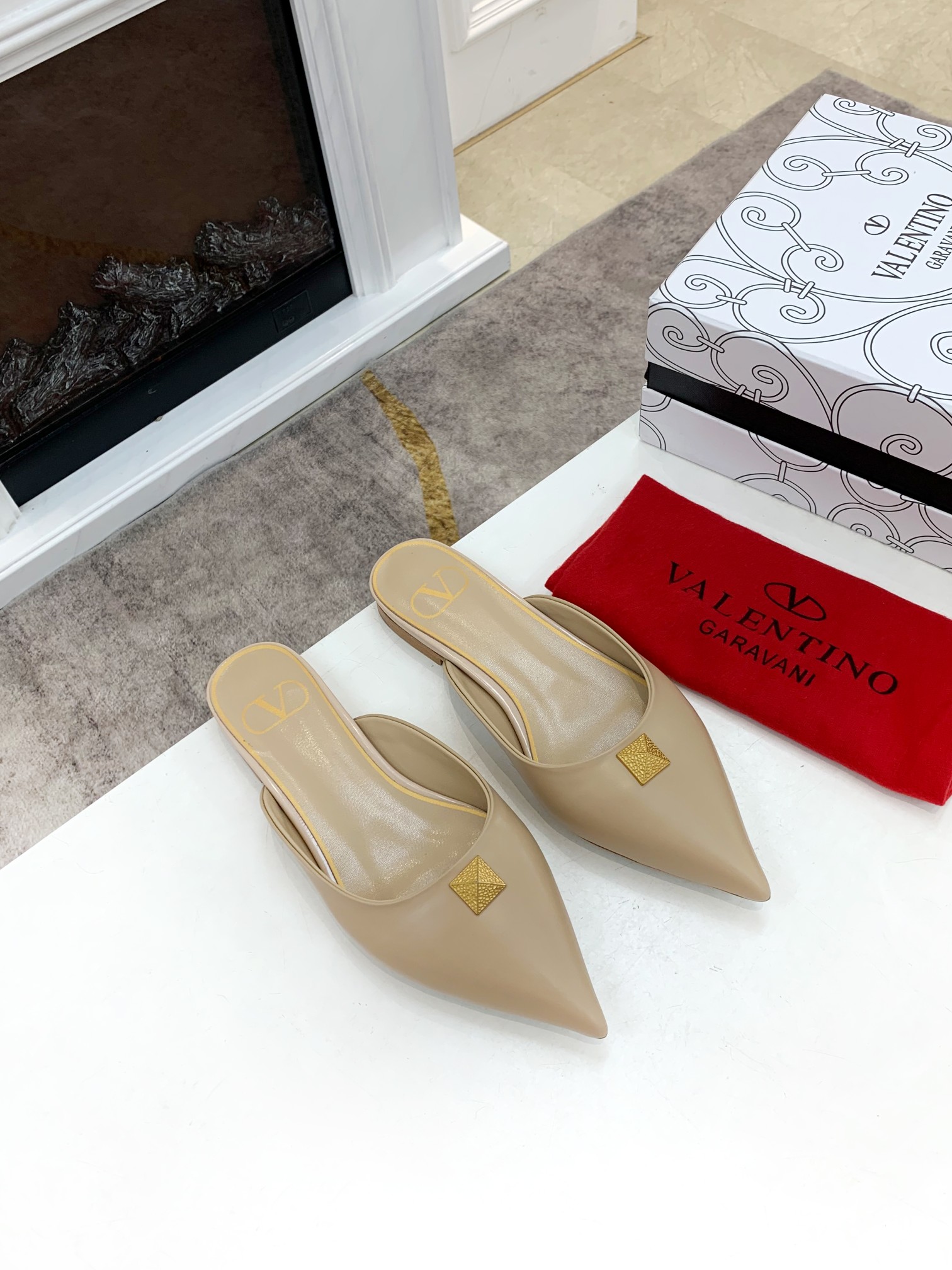 Valentino Garavani Flat sandals Women 17 - vstockx