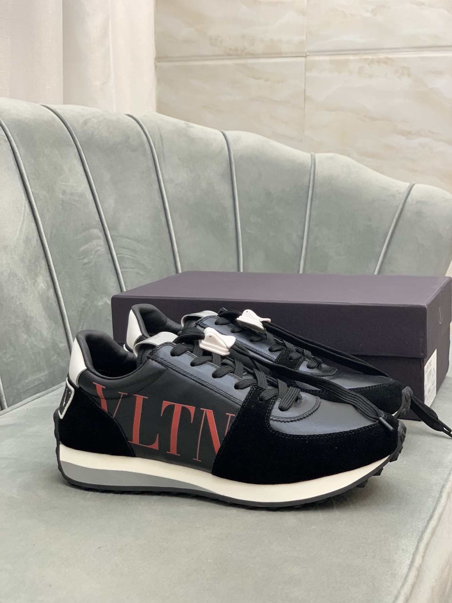 Valentino Garavani Low-top sneakers 6 - vstockx