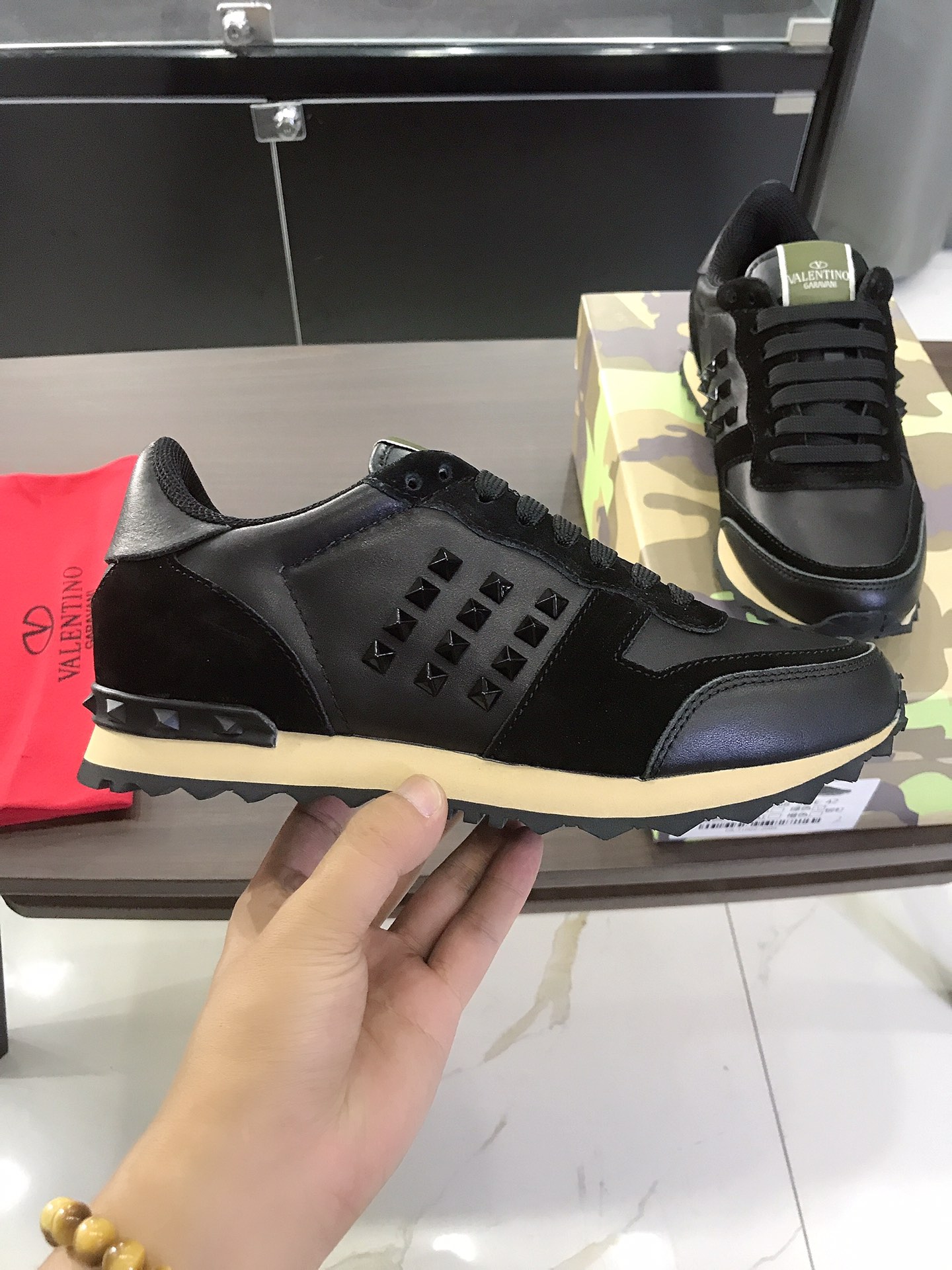 Valentino Garavani Rockrunner camouflage-print sneakers 2 - vstockx