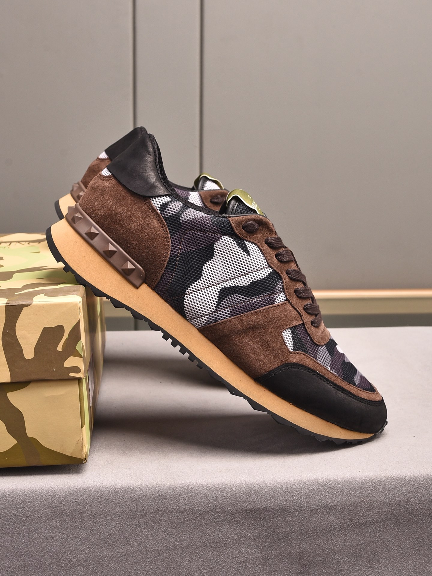 Valentino Garavani Rockrunner camouflage-print sneakers 8 - vstockx