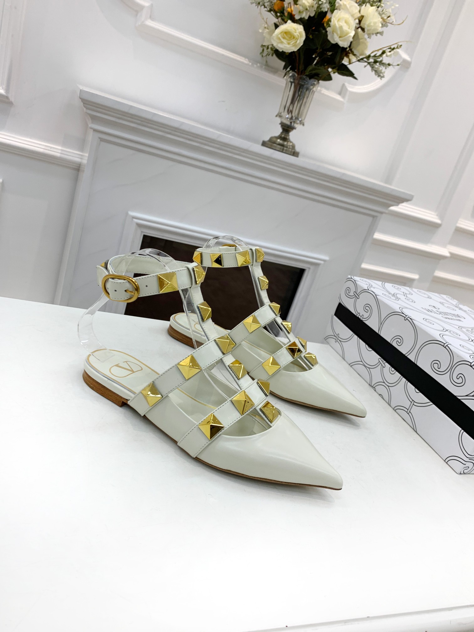 VALENTINO GARAVANI Roman Stud WOMEN 33 - vstockx
