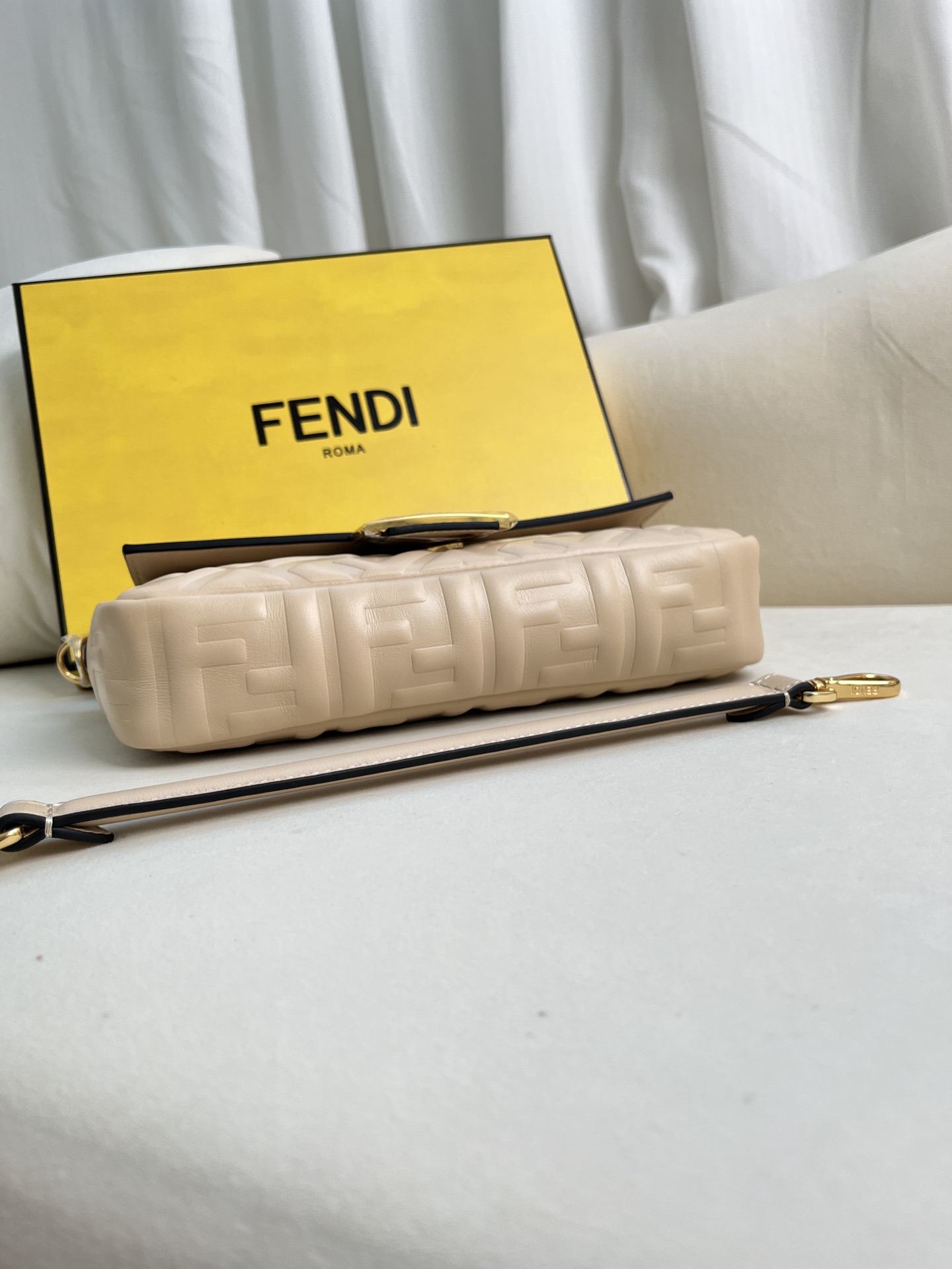 handbags FENDI 211 size:27*15*6cm - vstockx
