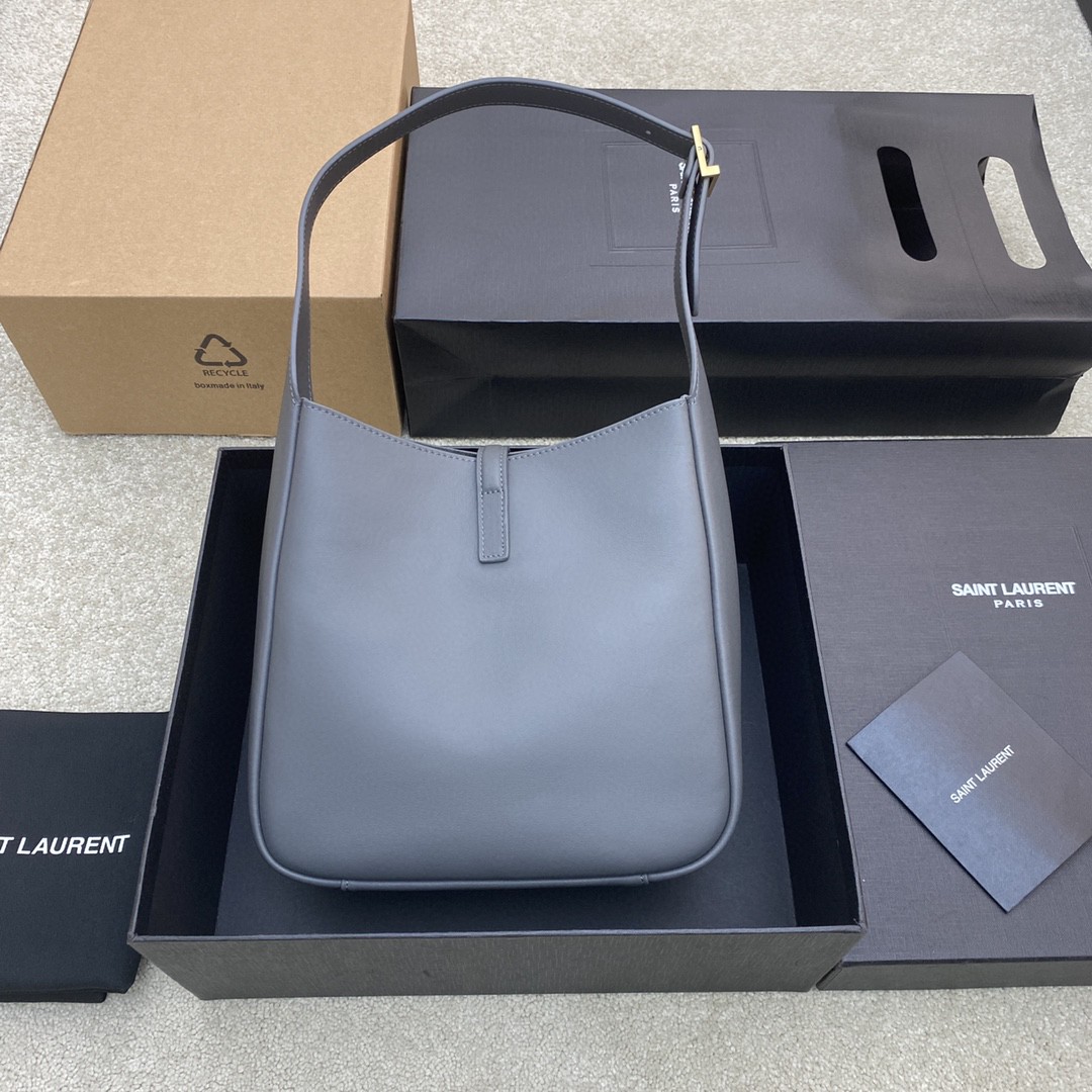 Handbags SAINT LAURENT 713938 size 22x22x10 cm - vstockx