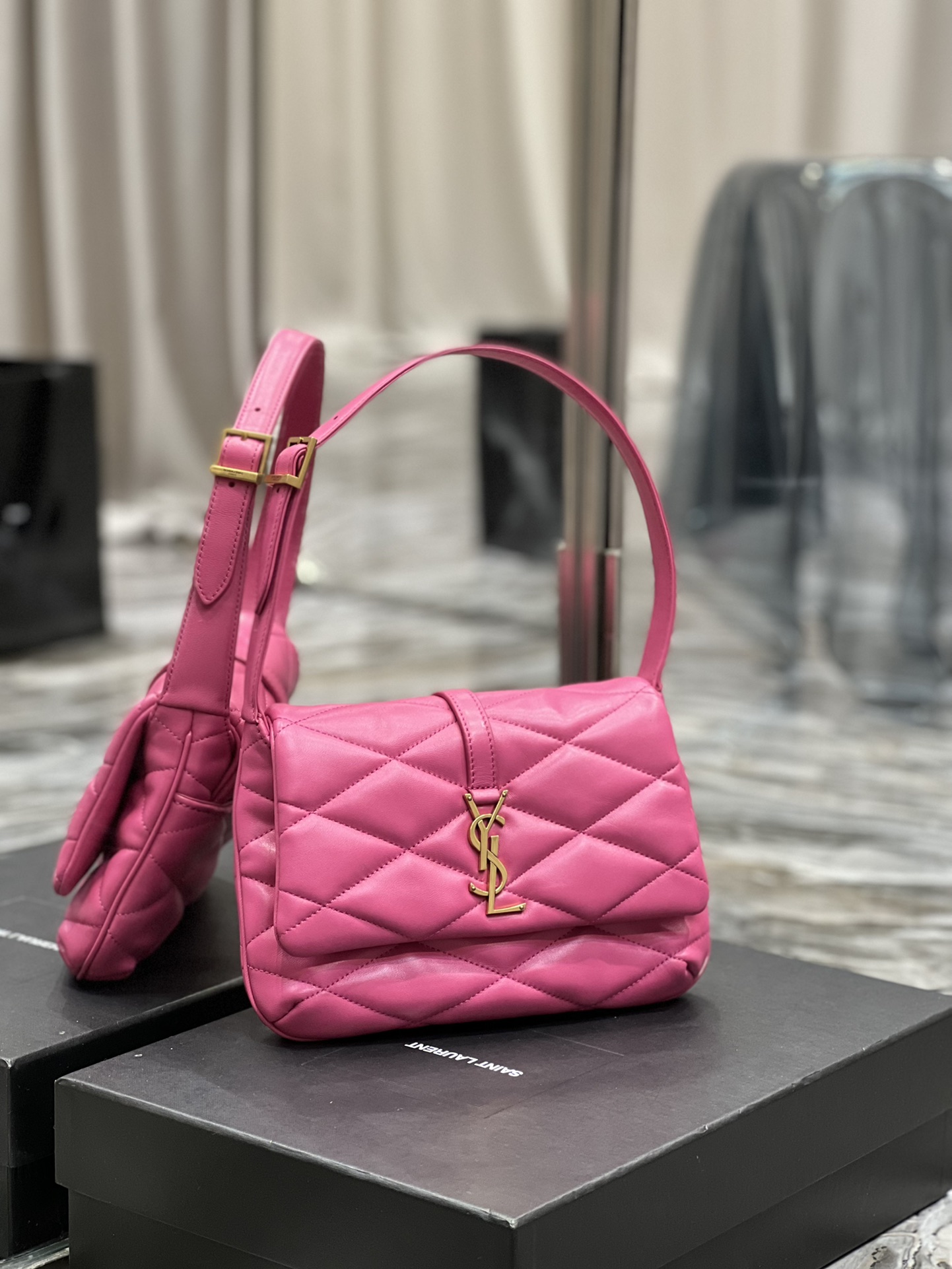 Handbags SAINT LAURENT 698567 size 24  18  5.5 cm - vstockx