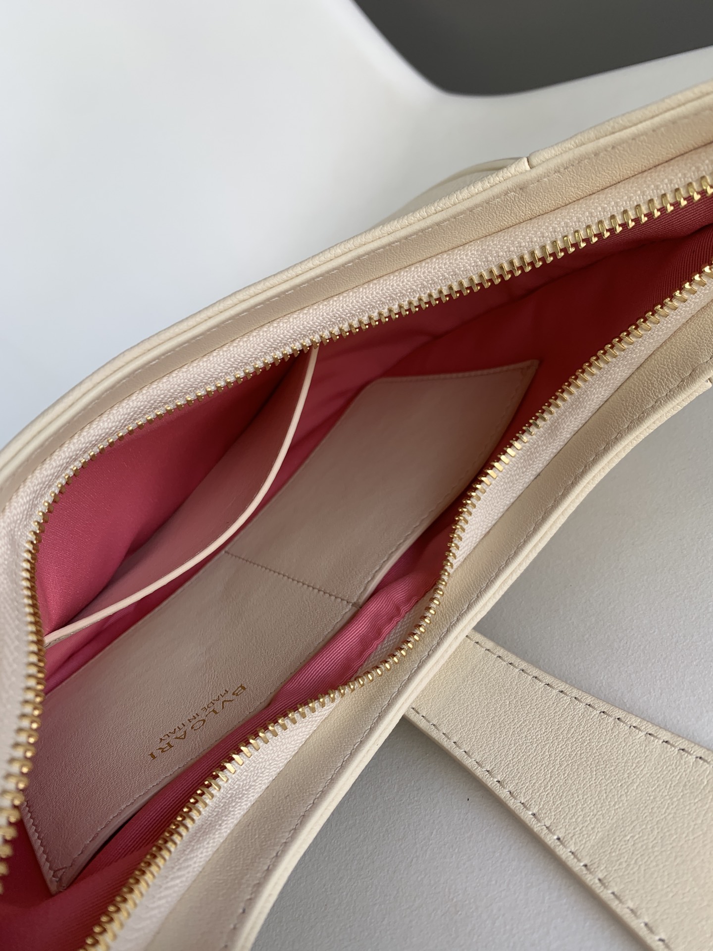 Handbags Bvlgari 2916400511 size:25.5*25*5.5 cm - vstockx