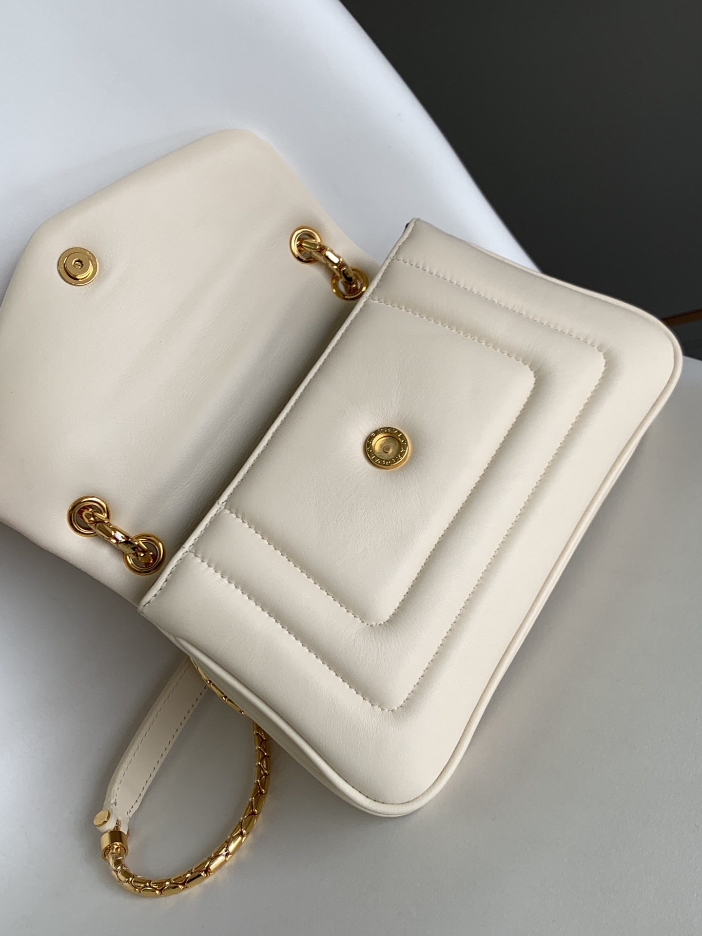 Handbags Bvlgari SERPENTI REVERSE size:22.5*15*7 cm - vstockx