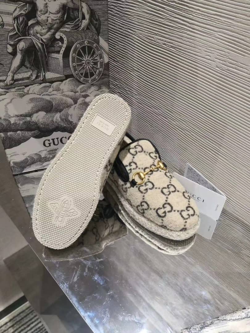 GUCCI Retro horses buckle loaf shoes beige - vstockx
