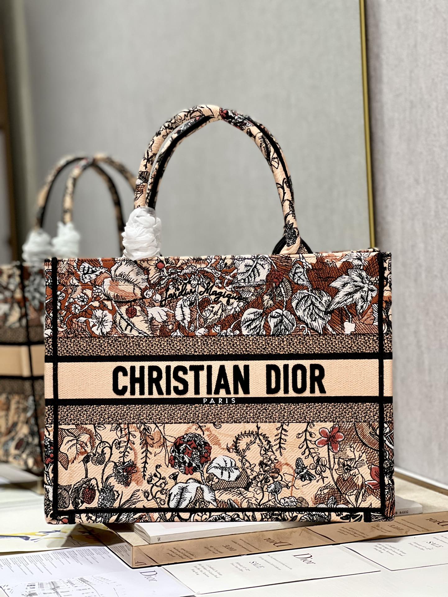 Handbag Dior 1286 size 36  28 cm - vstockx