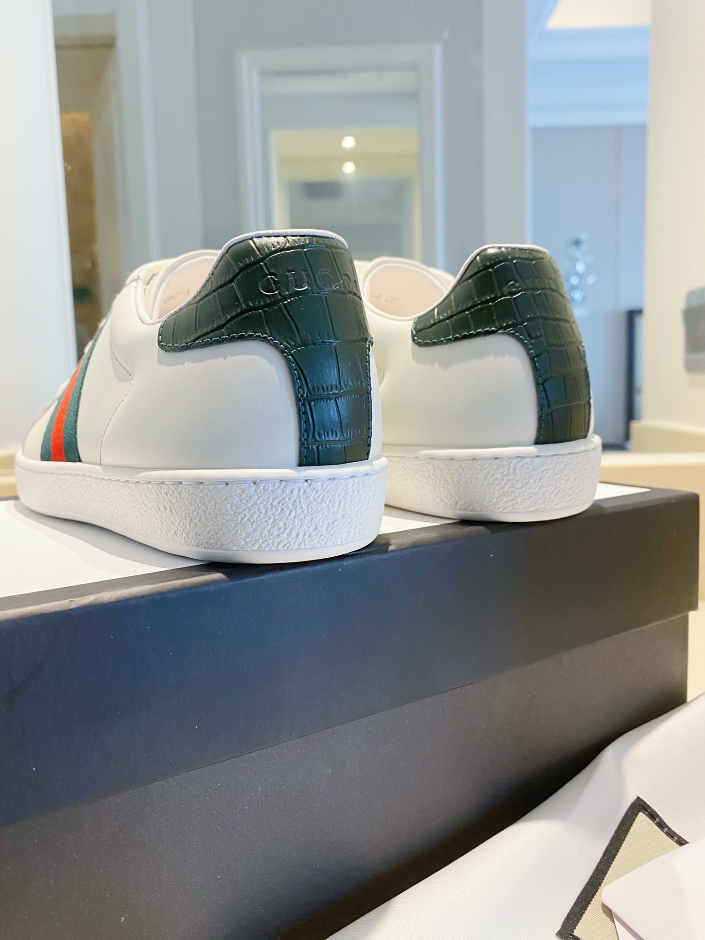 Gucci Women's Ace sneaker with bee sneaker 4 - vstockx