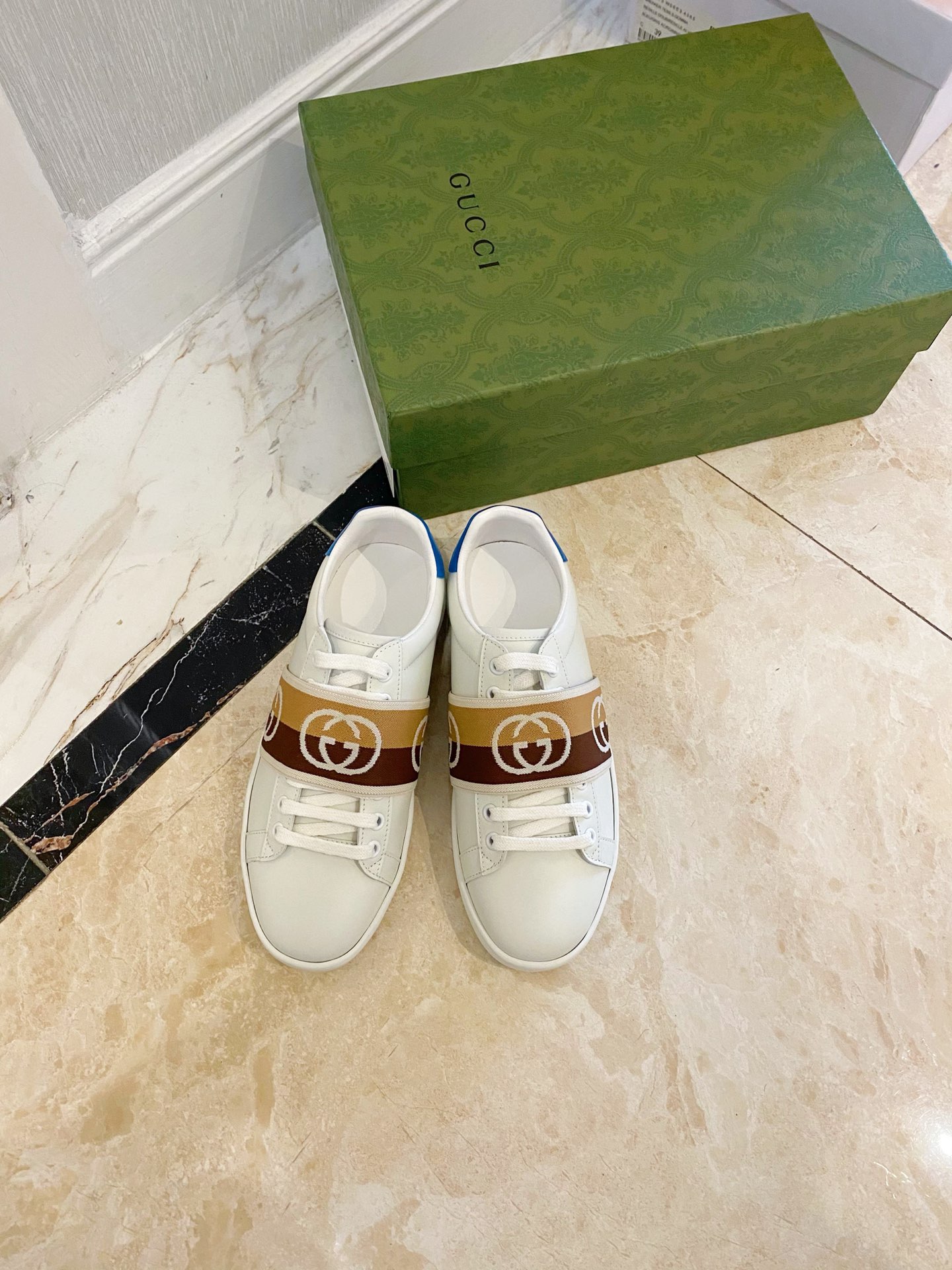 Gucci Women's Ace sneaker with bee sneaker 4 - vstockx