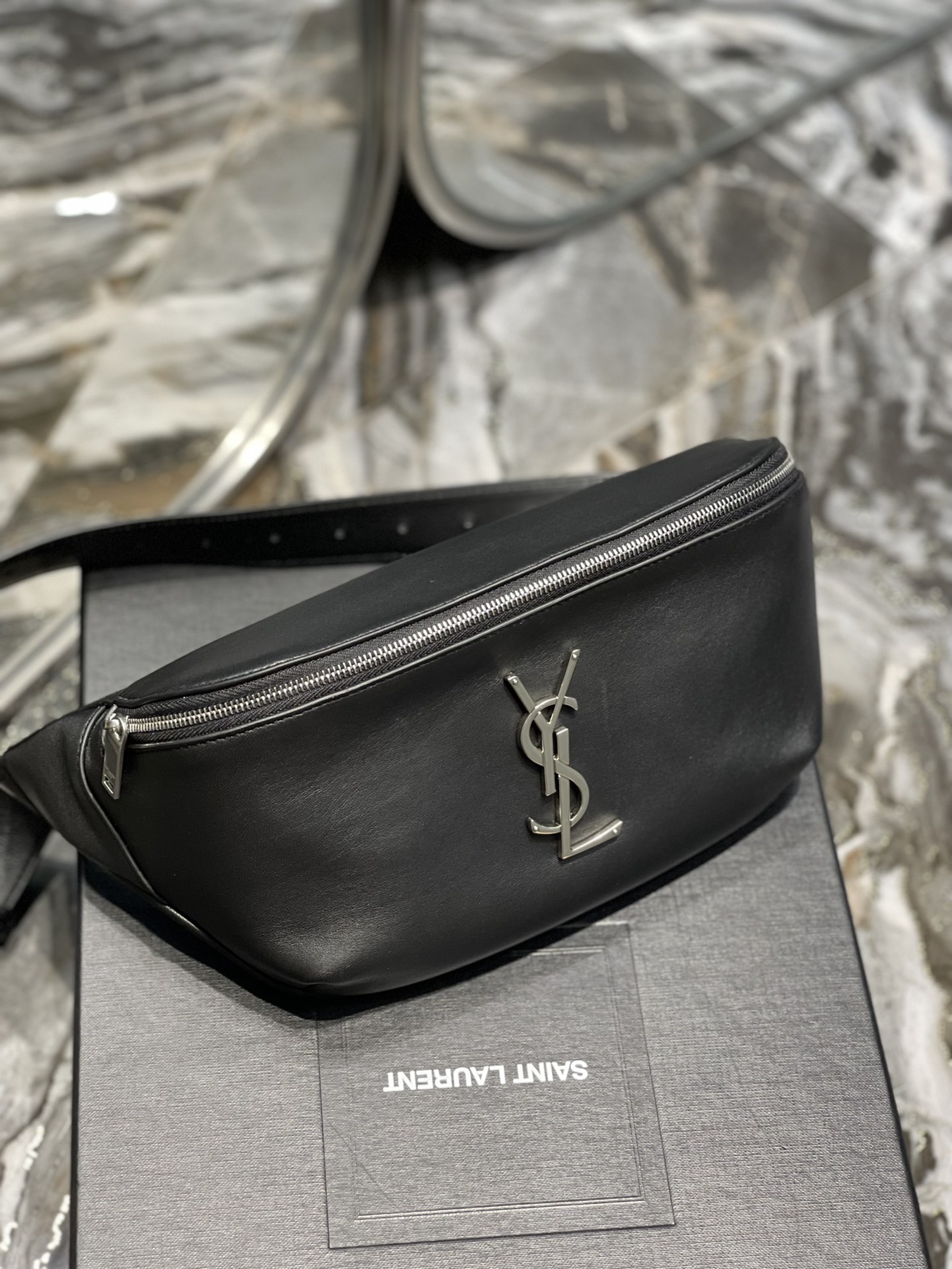 Handbags SAINT LAURENT 569737 size 25  14  3.5 cm - vstockx