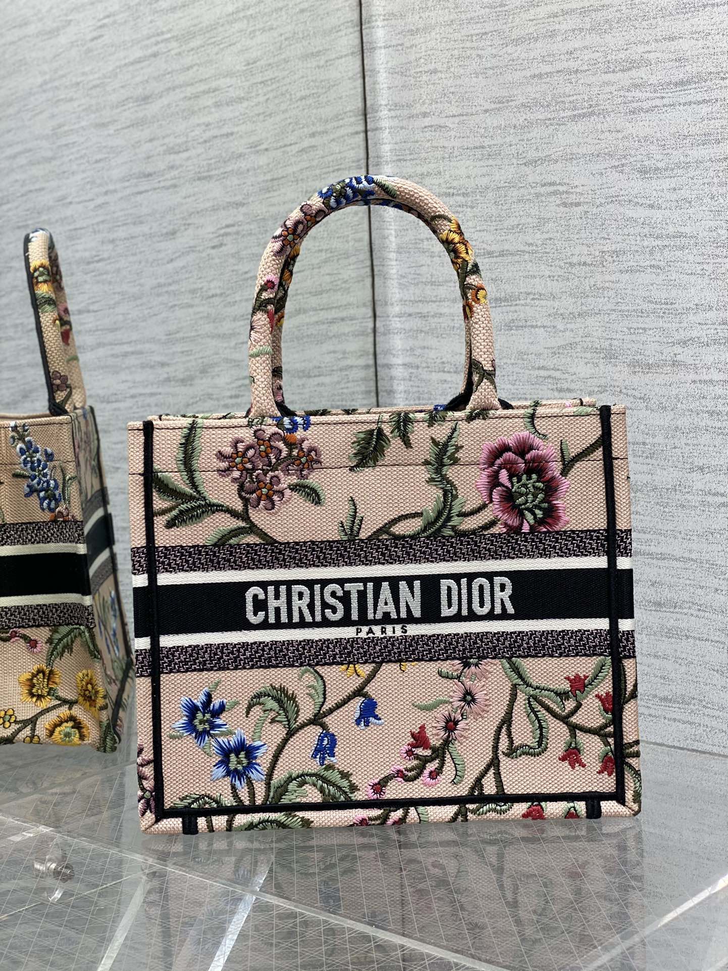 Handbag Dior size 26*8*22 cm - vstockx