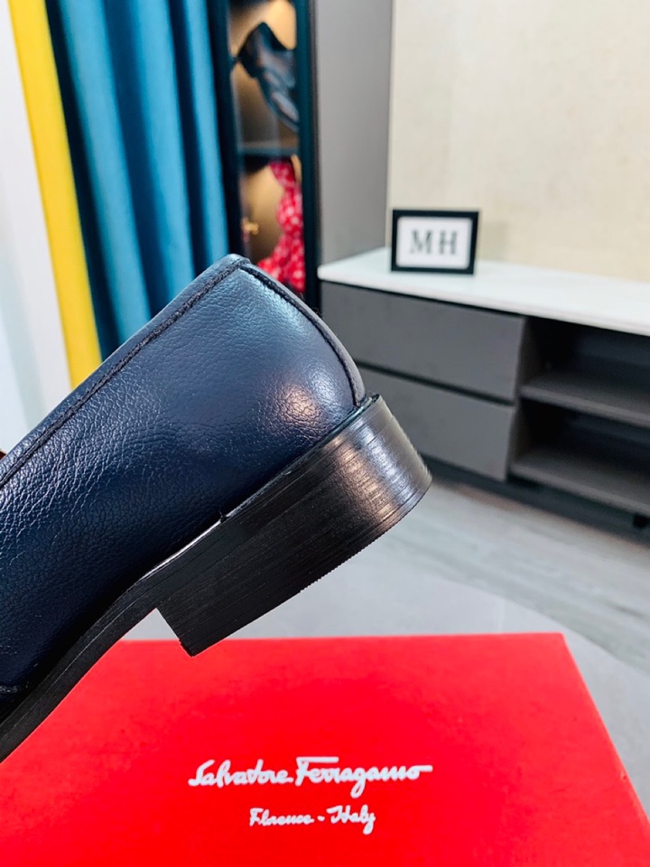 Salvatore Ferragamo Boots 31 - vstockx