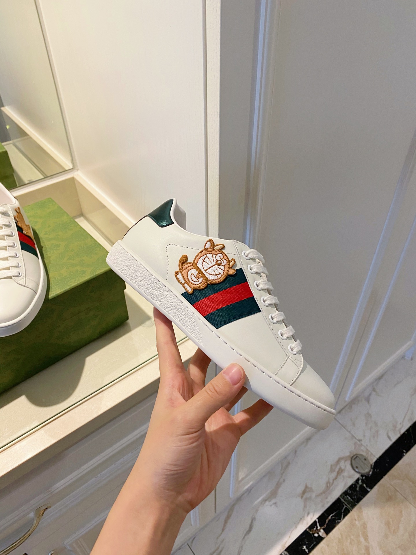Gucci Women's Ace sneaker with bee sneaker 4 - vstockx