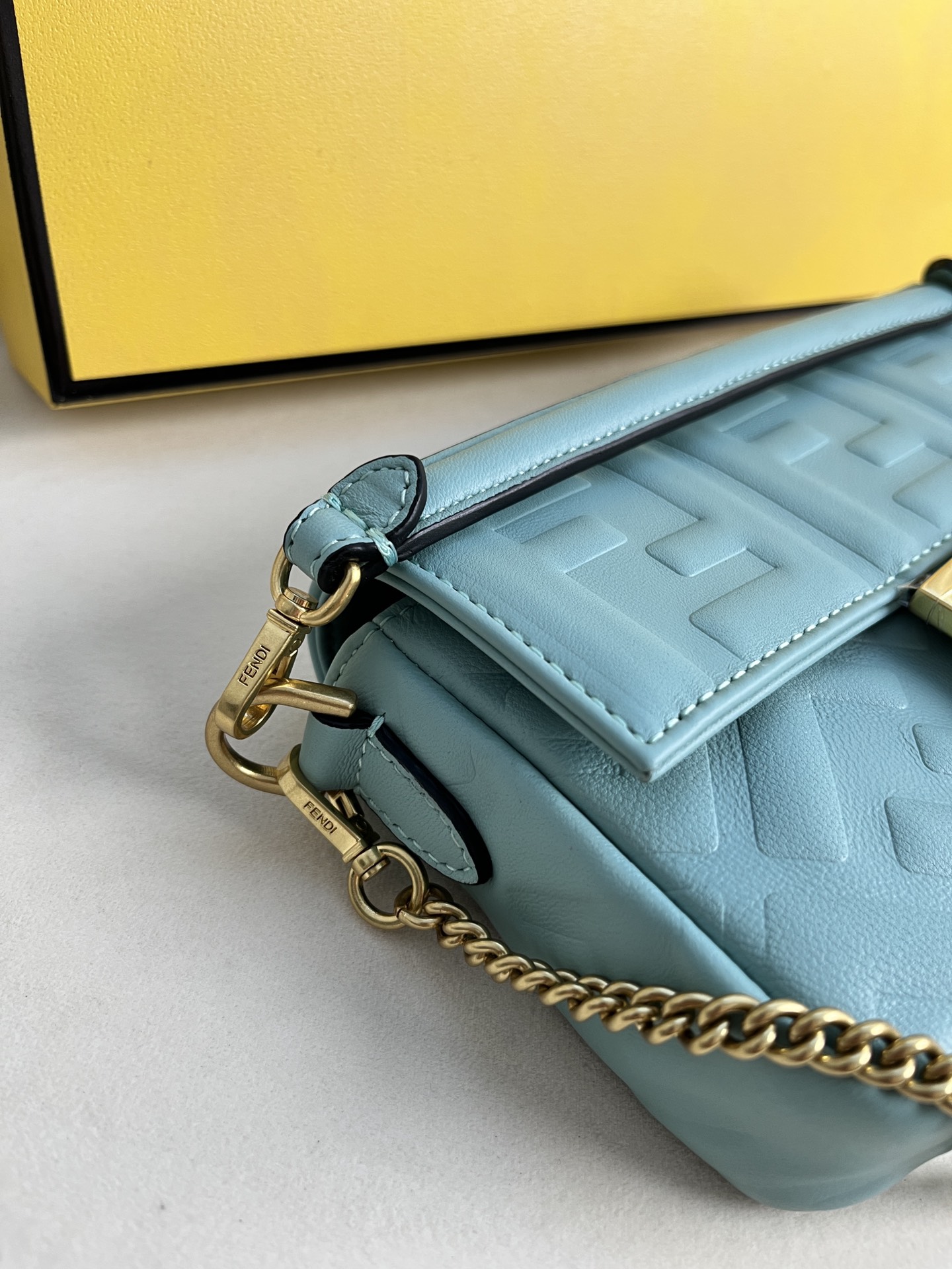 handbags FENDI 212 size:19*11.5*4cm - vstockx