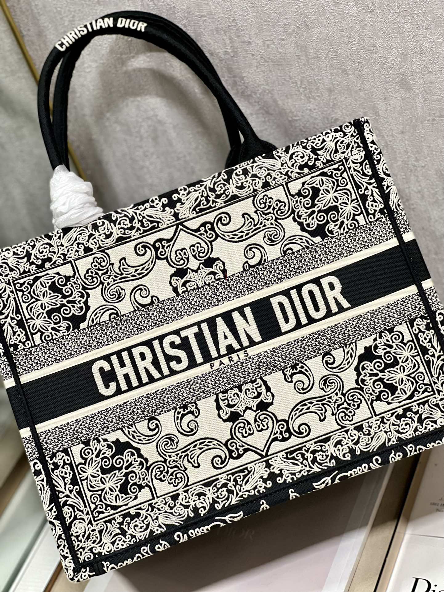 Handbag Dior 1286 size 36  28 cm - vstockx
