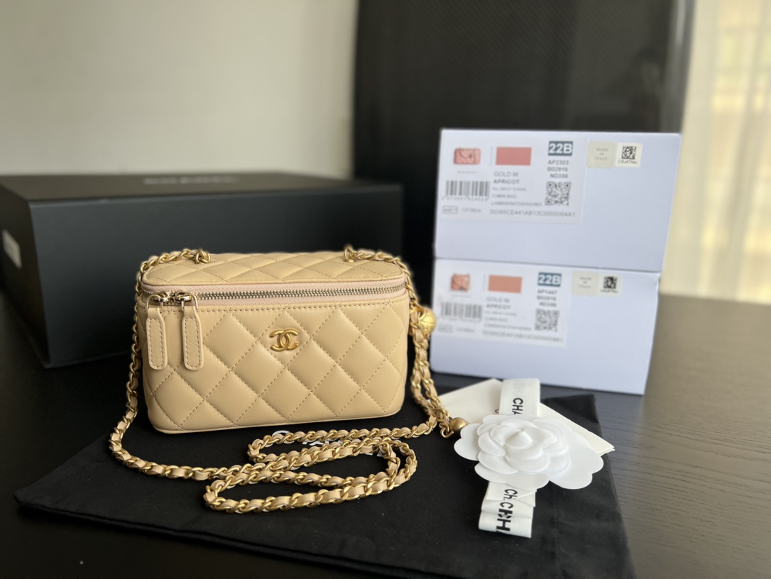 Handbag Chanel AP2303 size 17cmx9.5cmx8 cm - vstockx