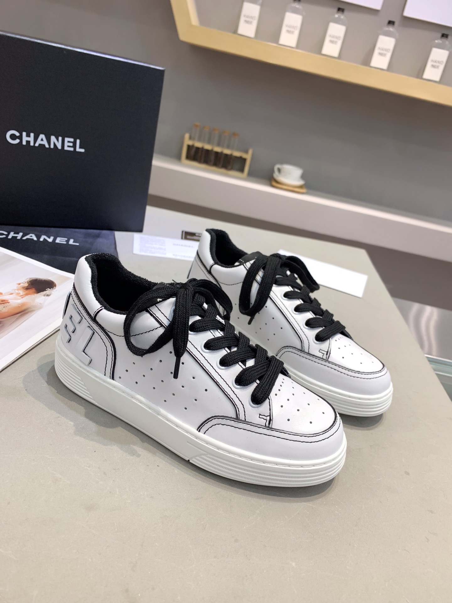 Chanel Low Top Sneaker 52 - vstockx