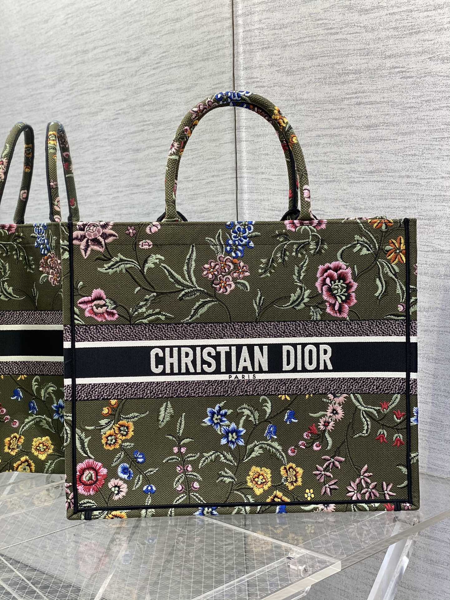 Handbag Dior size 42*18*35 cm - vstockx
