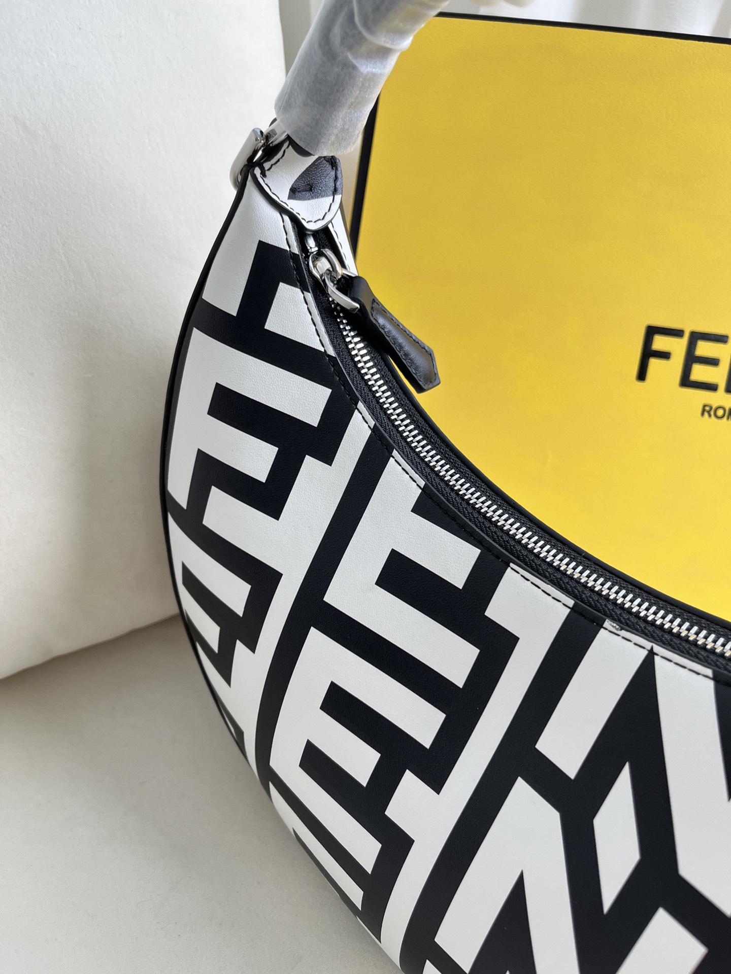 handbags FENDI 205 size:29*24.5*10cm - vstockx