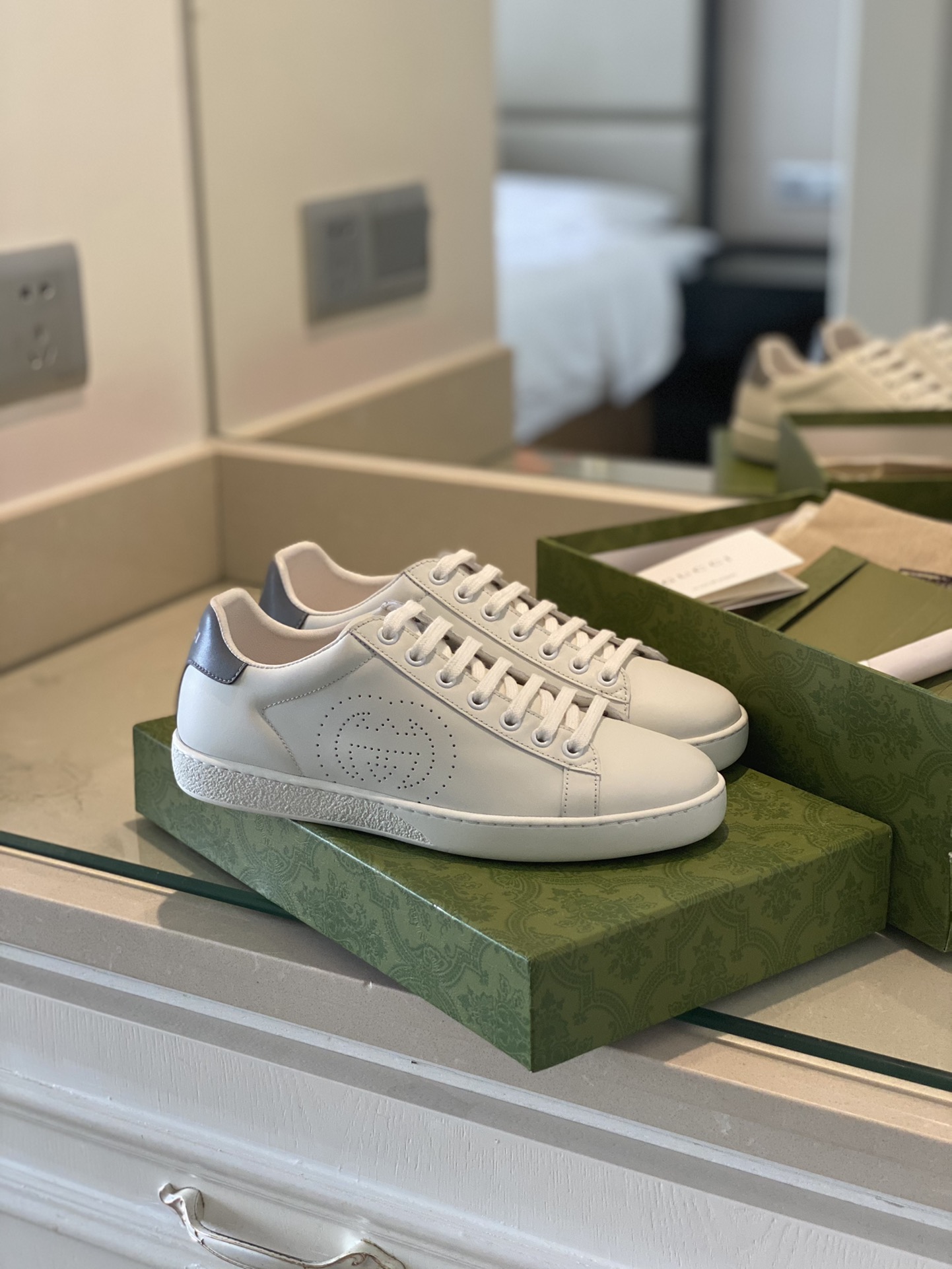 Gucci Women's Ace sneaker with bee sneaker 4 - vstockx