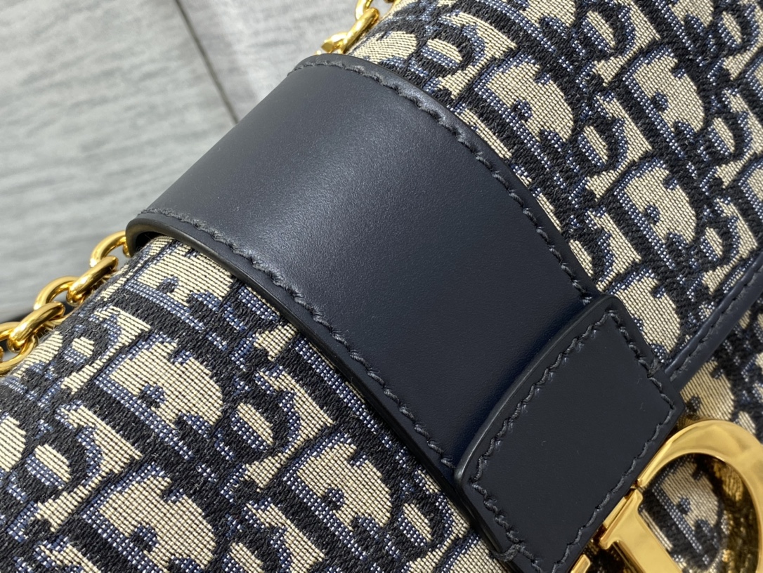 Handbags !  9208 size  25x16.5x8 - vstockx