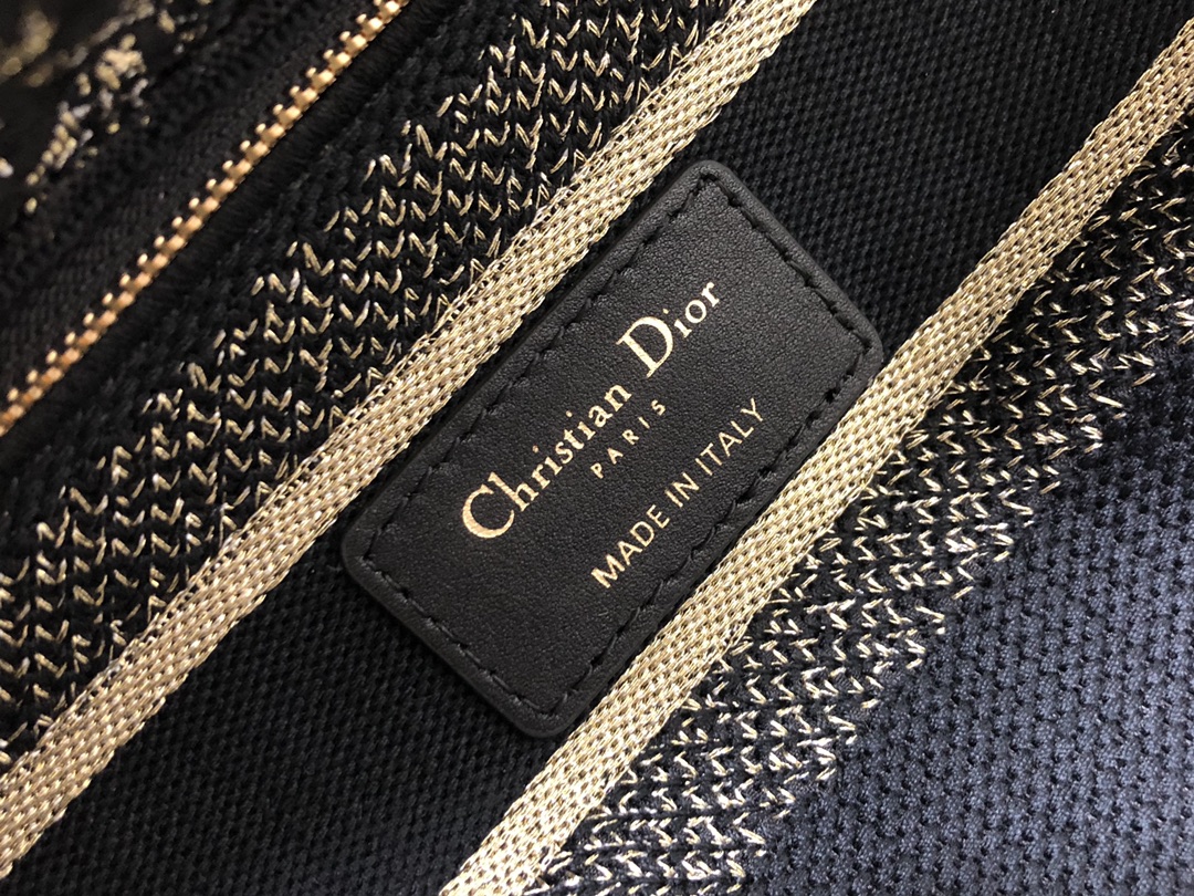 Handbag Dior M0565 size 24 x 20 x 11 cm - vstockx